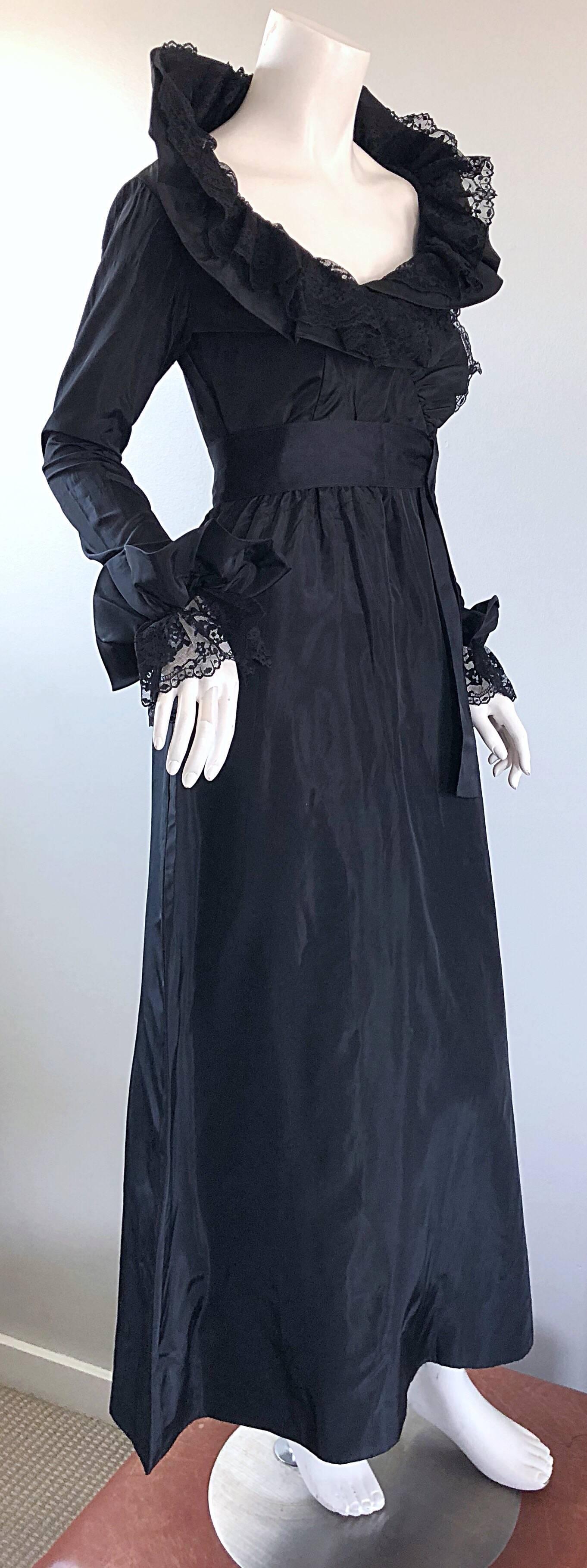 Beautiful Vintage Bill Blass Couture Silk Taffeta Lace Long Sleeve Evening Gown In Excellent Condition For Sale In San Diego, CA