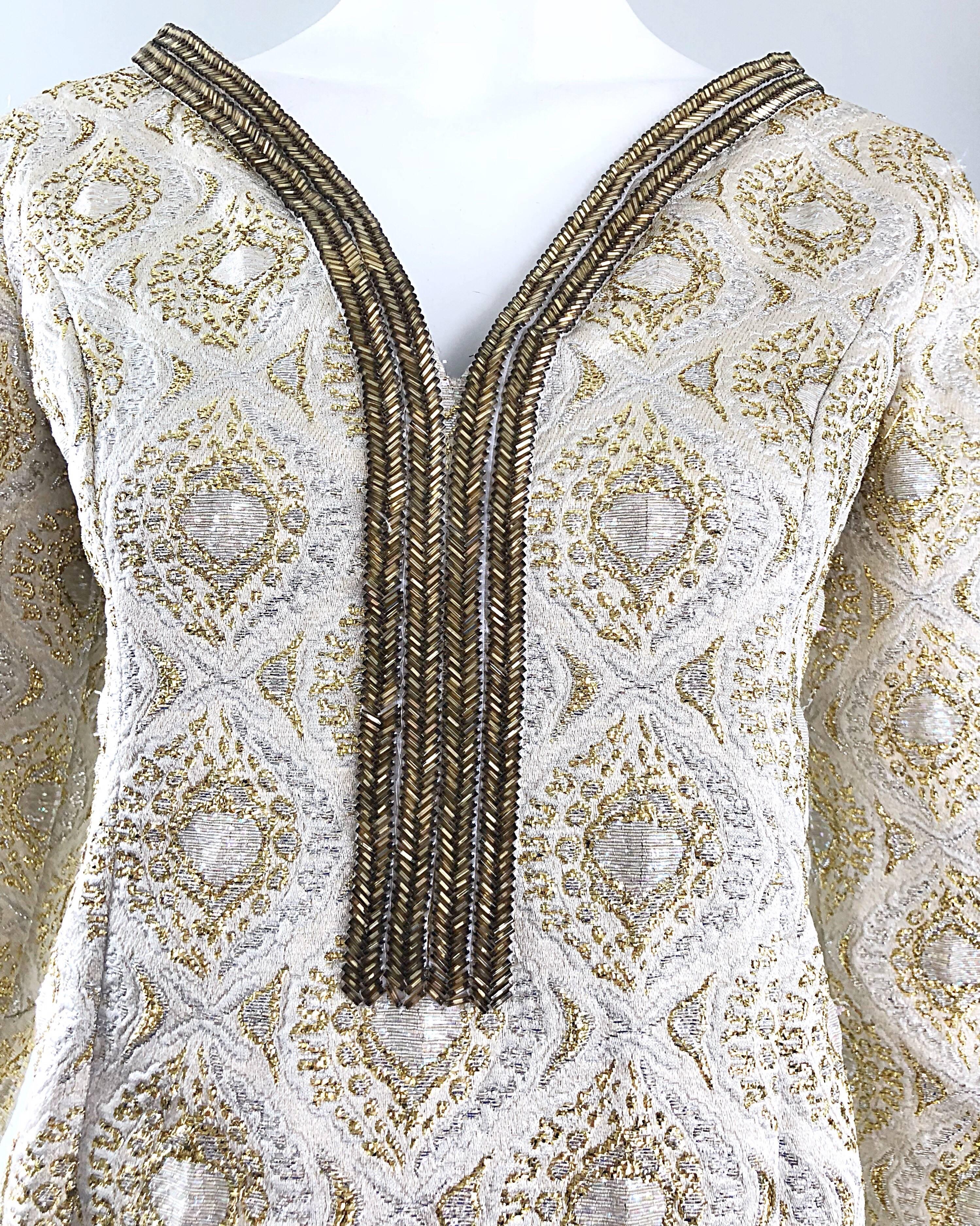 Beige Magnifique robe longue caftan vintage perlée en brocart de soie doré et argenté, années 70 en vente