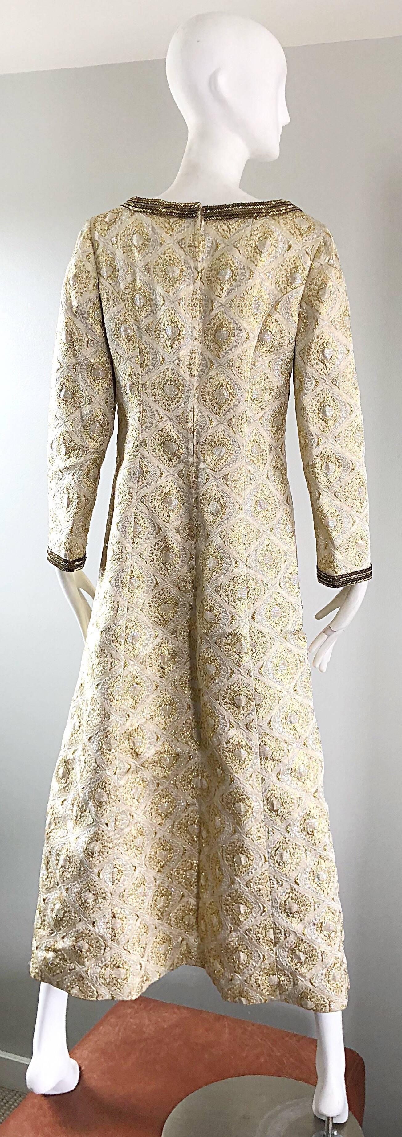 Magnifique robe longue caftan vintage perlée en brocart de soie doré et argenté, années 70 Pour femmes en vente