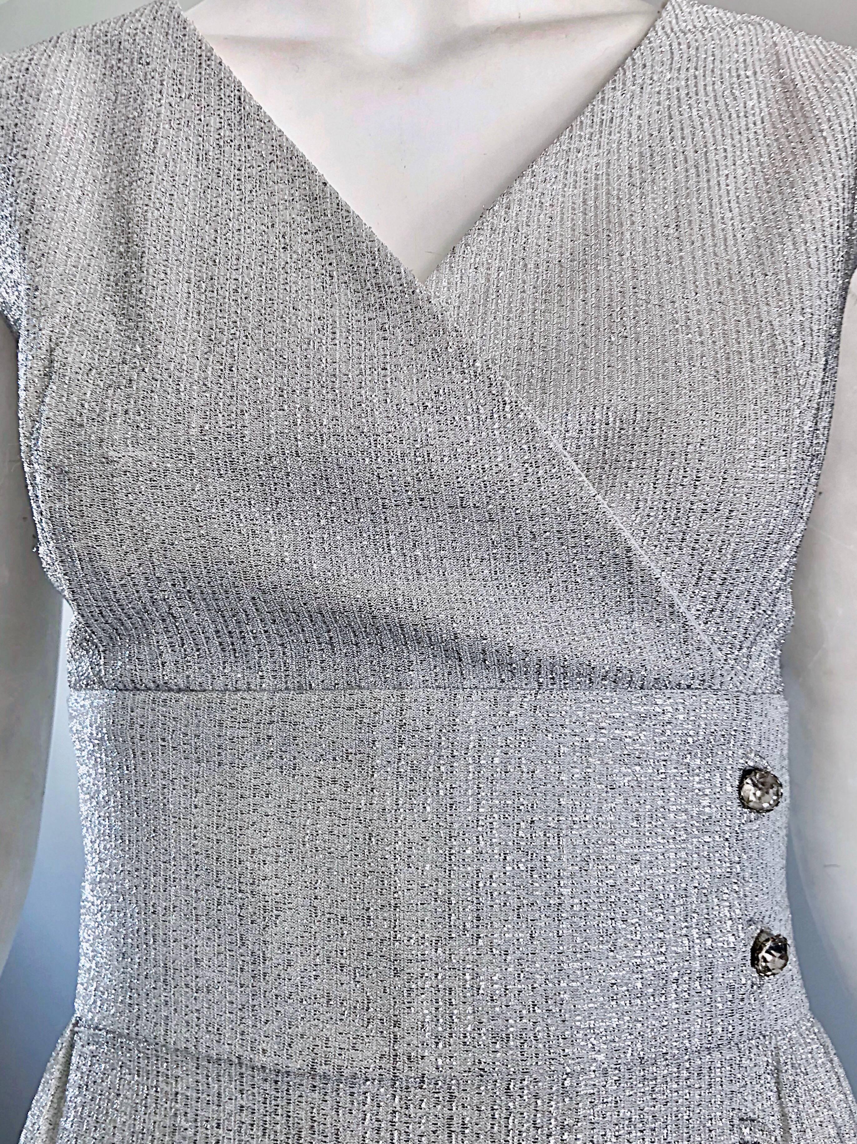 Argent Magnifique robe longue sans manches en lurex argenté métallisé avec boutons en strass des années 1970 en vente
