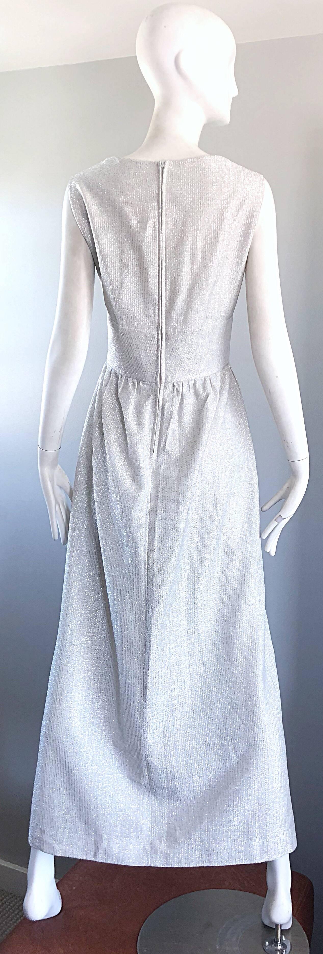 Schönes 1970er Silber Metallic Lurex Strass Knöpfe Ärmelloses Maxikleid Damen im Angebot