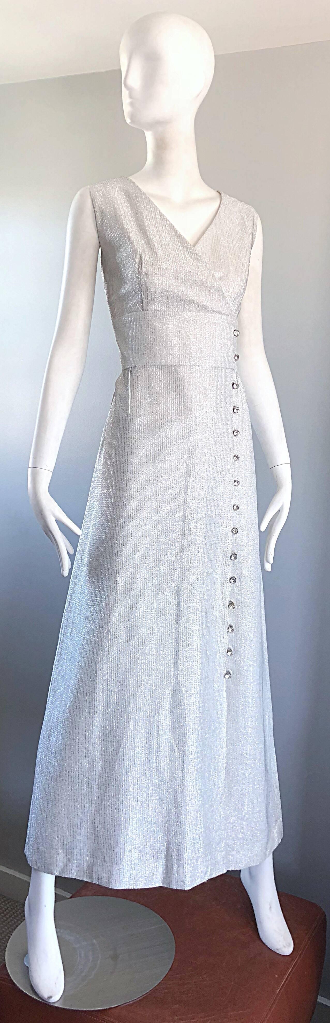 Magnifique robe longue sans manches en lurex argenté métallisé avec boutons en strass des années 1970 Pour femmes en vente