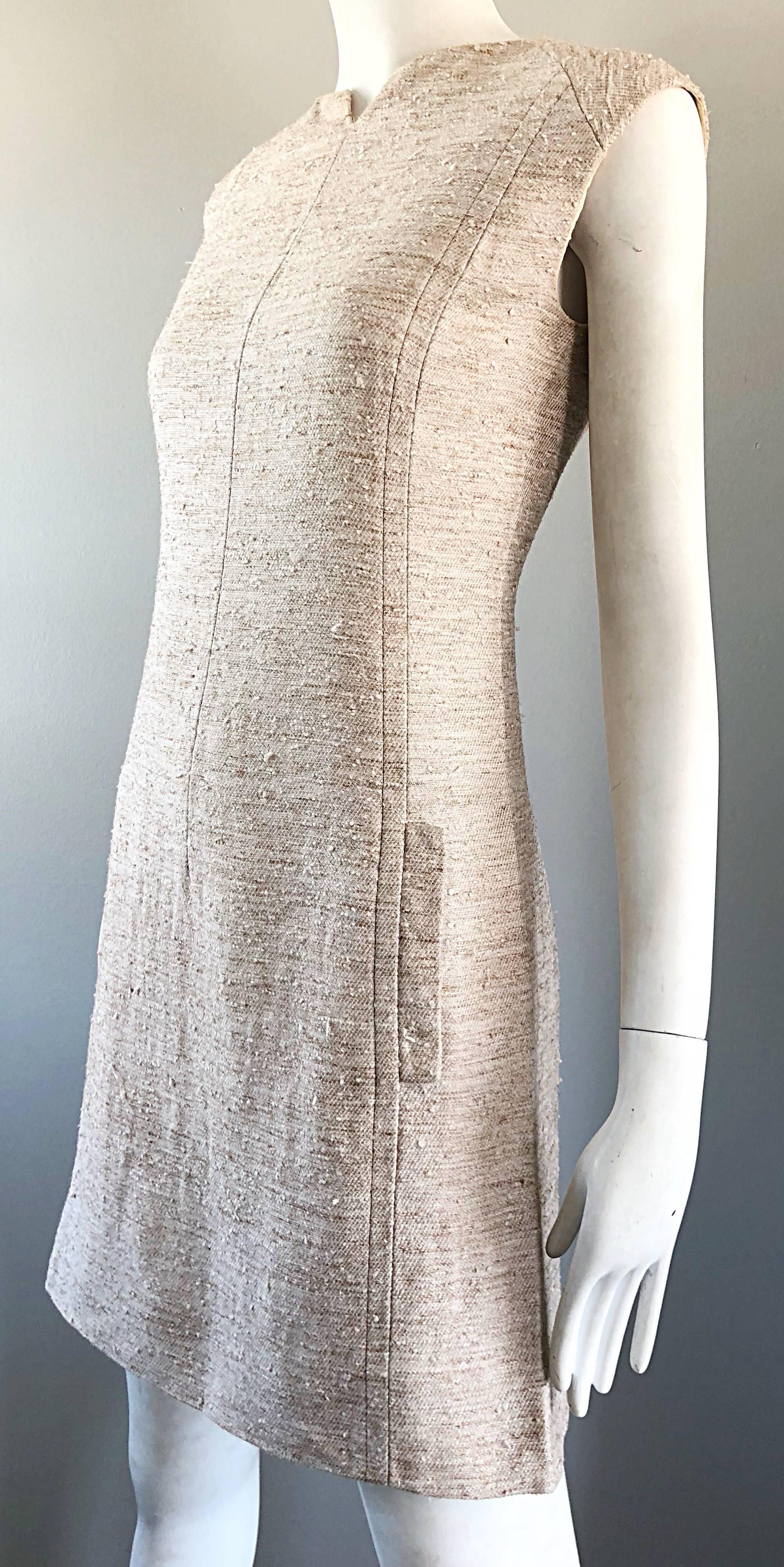 Chic 1960er Vintage 60er A-Linien-Kleid aus irischem Leinen in hafermehlfarben und beige mit Taschen im Angebot 1