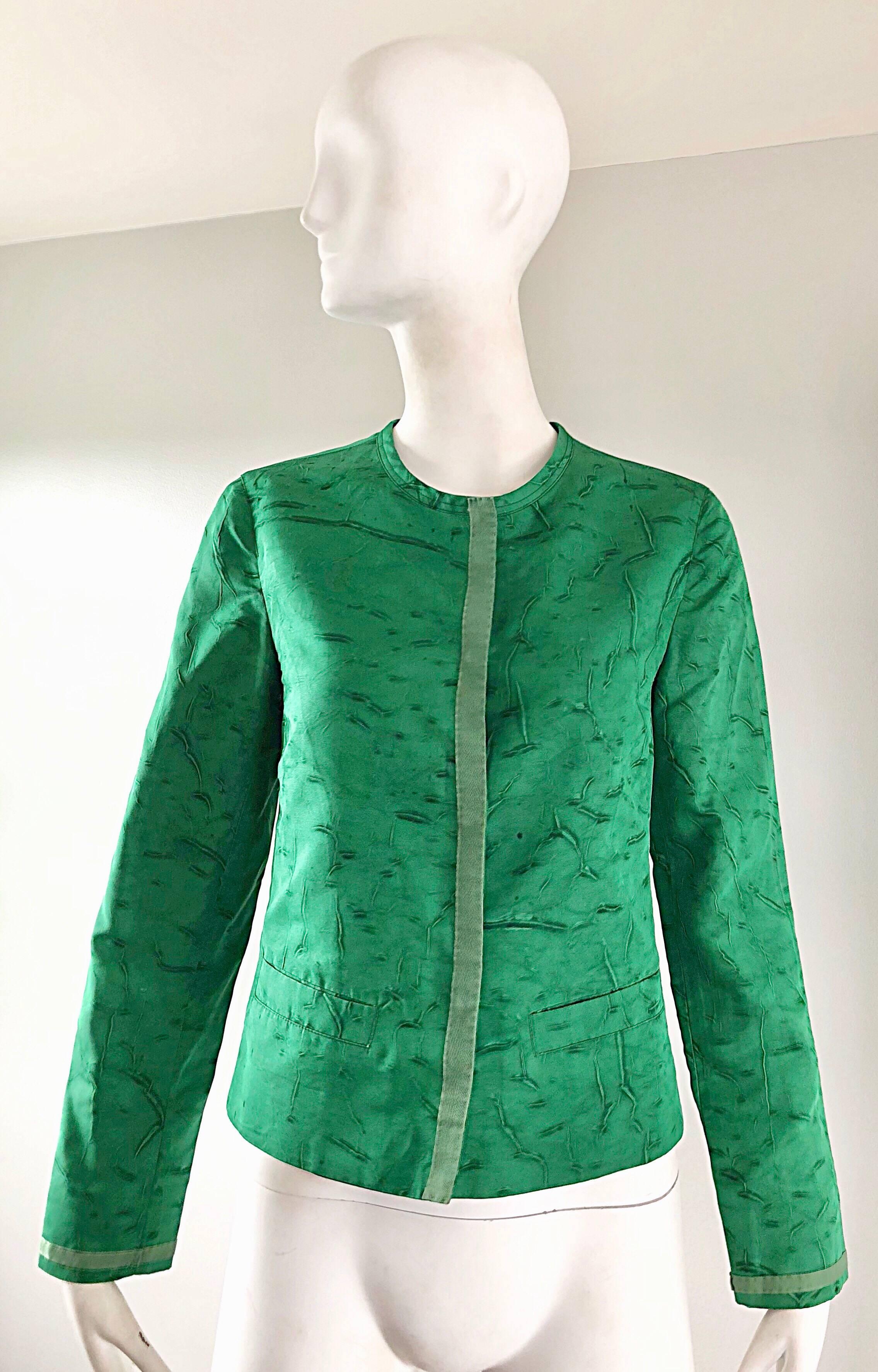 Classique, avec un twist, fin des années 1990 fait 1960 PRADA kelly green léger tie-dyed jacket ! Coupe pillbox avec un corsage ajusté et un corps légèrement évasé. Boutons-pression cachés sur le devant. Garniture en gros-grain de soie au centre du