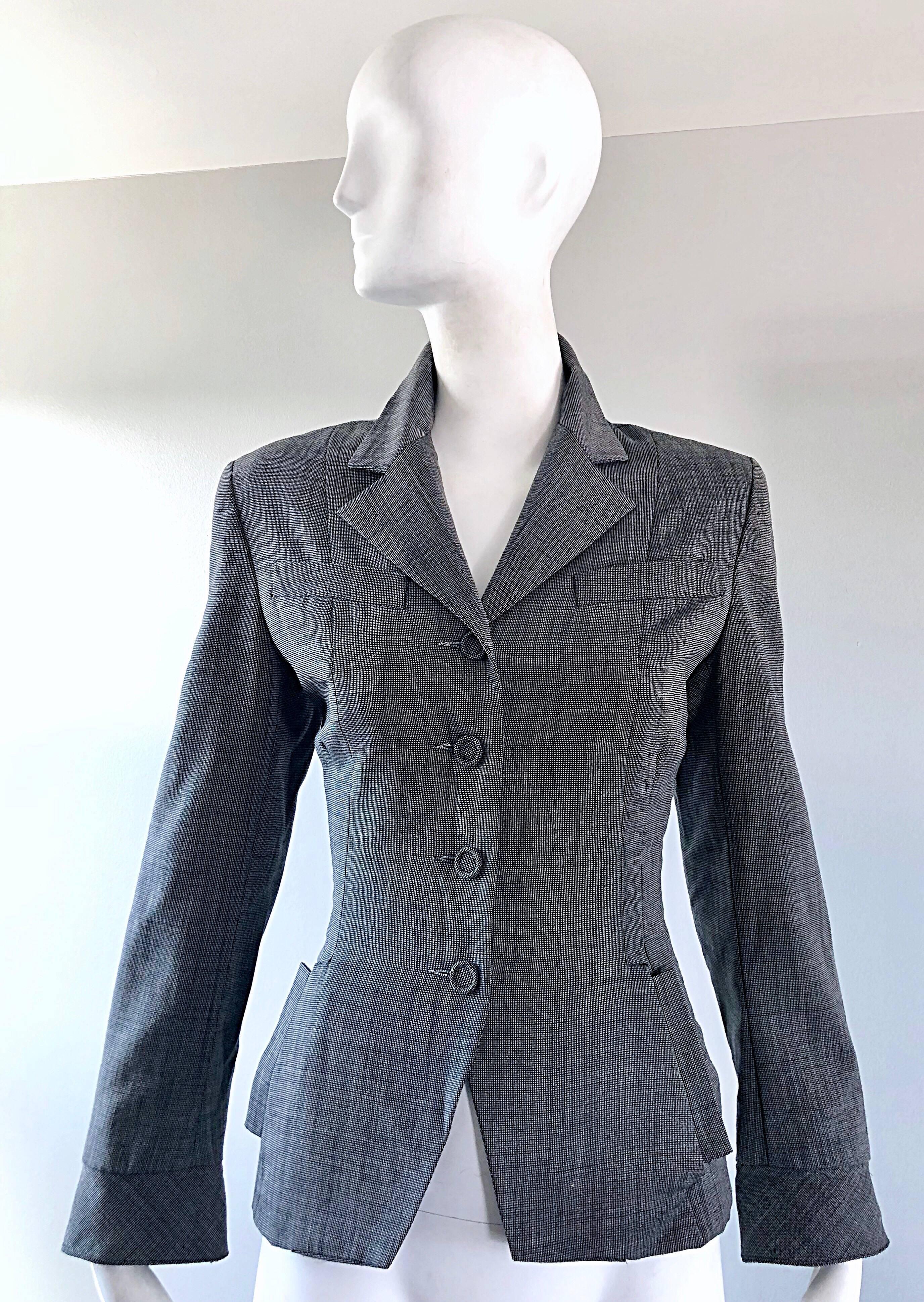 Schicke Vintage NORMA KAMALI 80s tut 40s graue Ernte Blazer Jacke! Dunkelgrau/schwarz-weiß kariert ist die perfekte Dray-Farbe! Wunderbar tailliert, mit einer Ode an die 1940er Jahre. Vier stoffbezogene Knöpfe auf der Vorderseite, mit Taschen auf