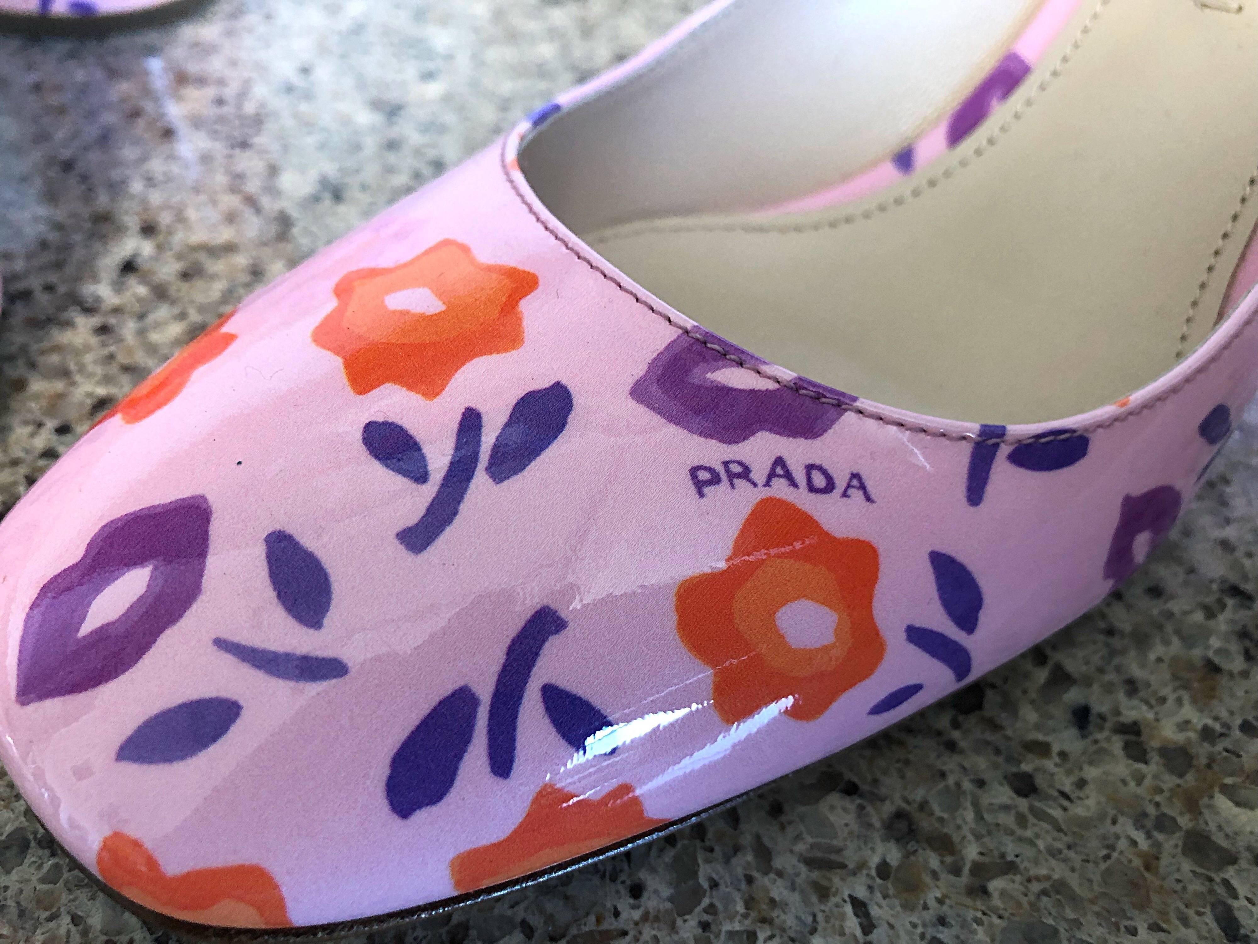 Sold out, and rightfully so PRADA Size 37 / 7 stacked heel lip and flower print pink shoes! Features the now iconic Prada lip prints and flowers throughout. Stylish round tow, with a matching round stacked 2.5 