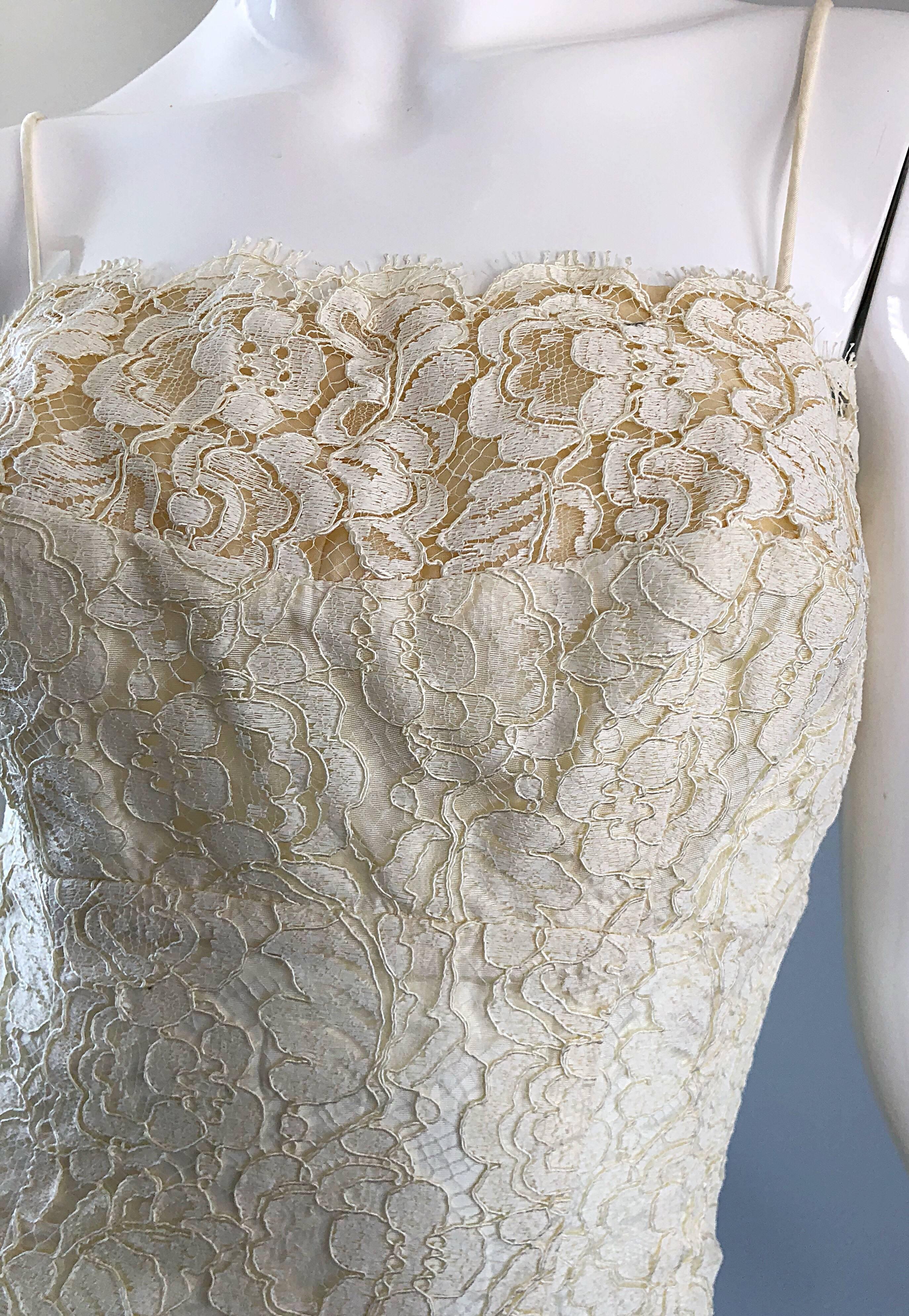 1950er Lilli Diamond Elfenbeinfarbenes Off-White Vintage 50er Wiggle Kleid aus französischer Spitze mit Diamanten (Weiß) im Angebot