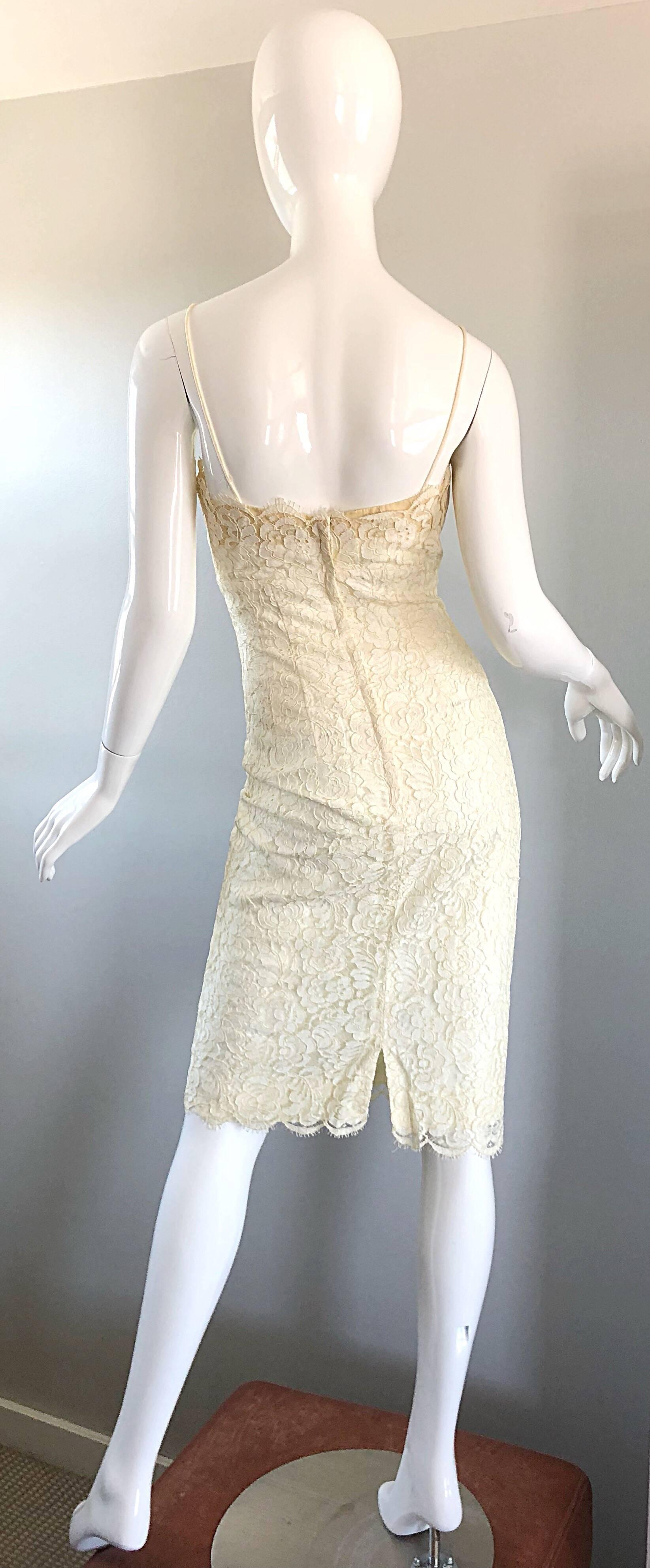 1950er Lilli Diamond Elfenbeinfarbenes Off-White Vintage 50er Wiggle Kleid aus französischer Spitze mit Diamanten im Zustand „Hervorragend“ im Angebot in San Diego, CA