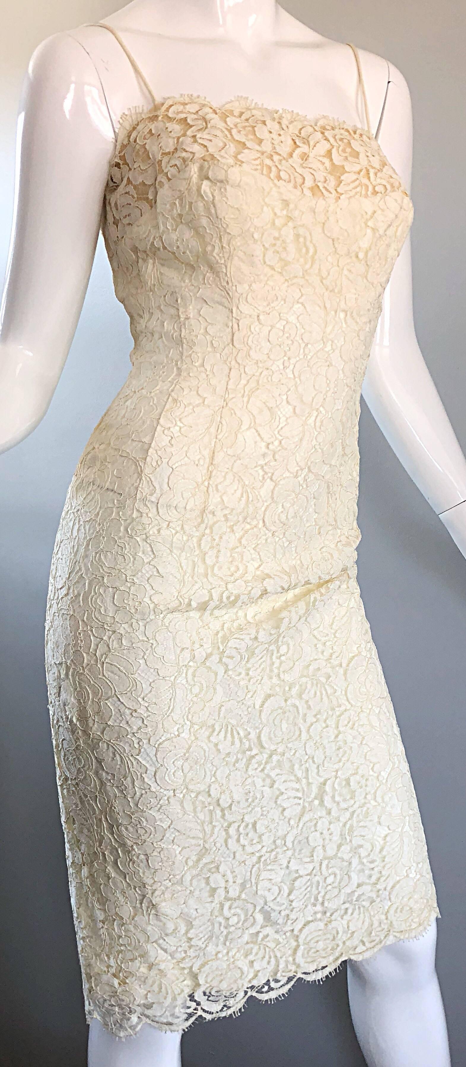 1950er Lilli Diamond Elfenbeinfarbenes Off-White Vintage 50er Wiggle Kleid aus französischer Spitze mit Diamanten Damen im Angebot