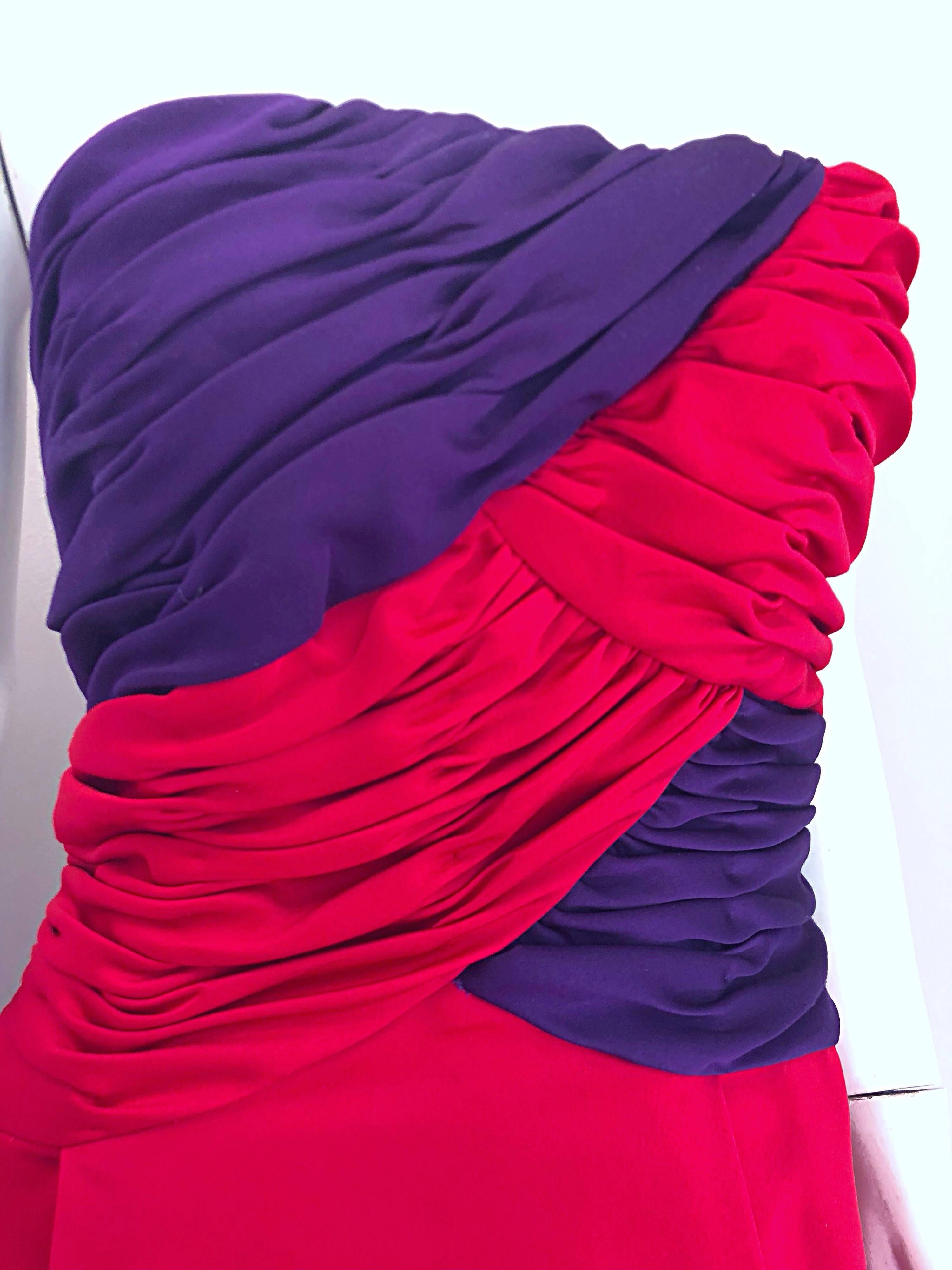 Vintage Vicky Tiel Couture trägerloses Vintage-Kleid aus Seidensatin in Rot + Lila, Größe 10 / 12 im Zustand „Hervorragend“ im Angebot in San Diego, CA