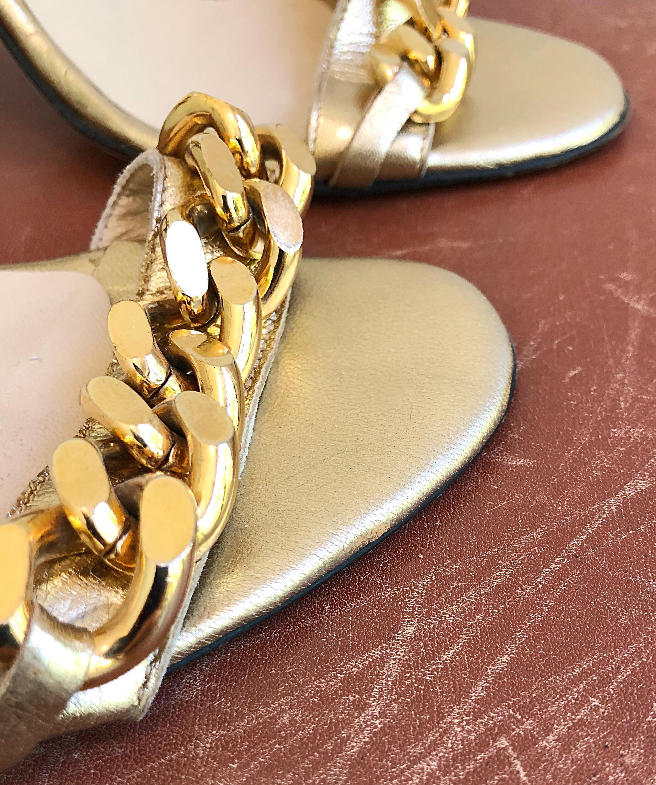 Or Michael Kors Collection Sandales/Chaussures à talons hauts en cuir doré à maillons en chaîne, Taille 8 en vente