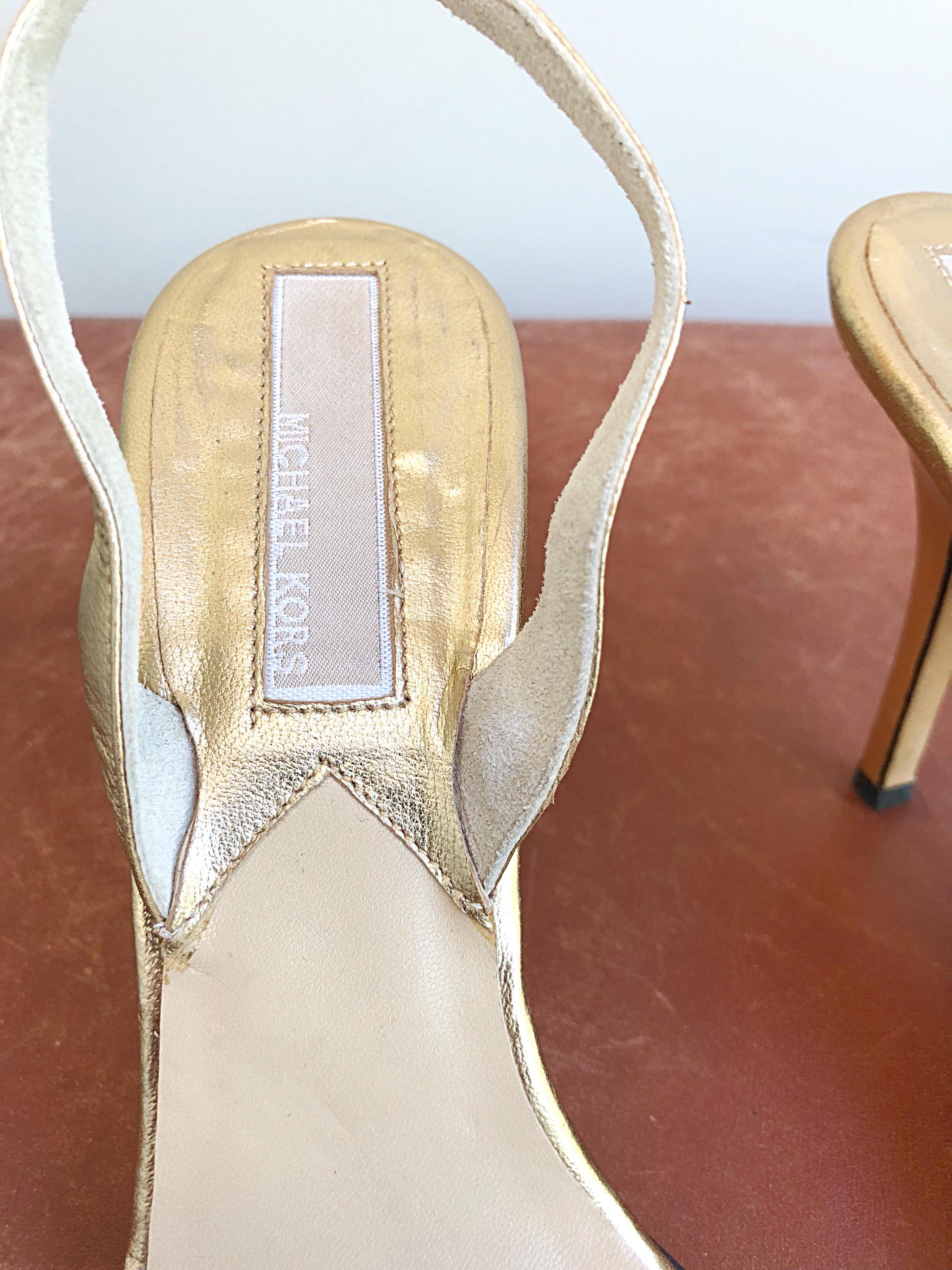 Michael Kors Collection Sandales/Chaussures à talons hauts en cuir doré à maillons en chaîne, Taille 8 Pour femmes en vente