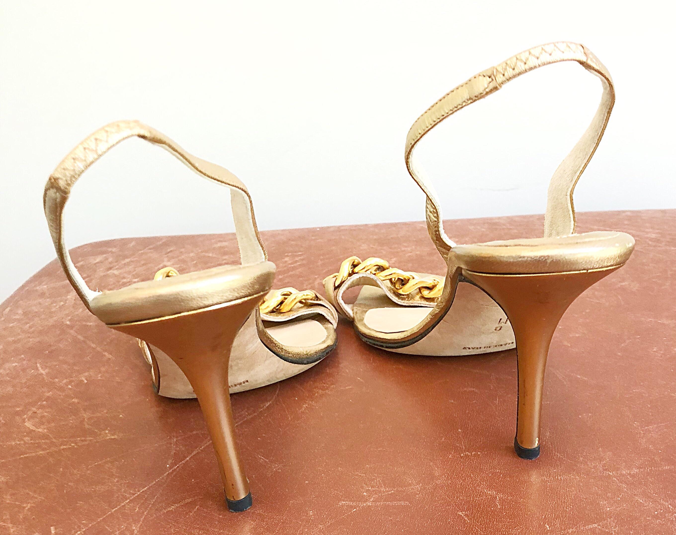 Michael Kors Collection Sandales/Chaussures à talons hauts en cuir doré à maillons en chaîne, Taille 8 en vente 1