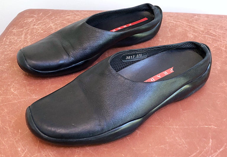 1990s Prada Size 37.5 US 7.5 Black  Leather VintageUIKeyIn 90s Flats Clogs Shoes In Excellent Condition In San Diego, CA