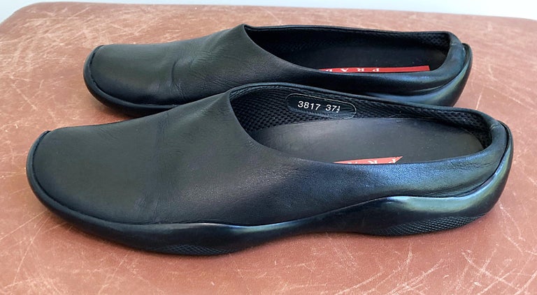 Women's 1990s Prada Size 37.5 US 7.5 Black  Leather VintageUIKeyIn 90s Flats Clogs Shoes