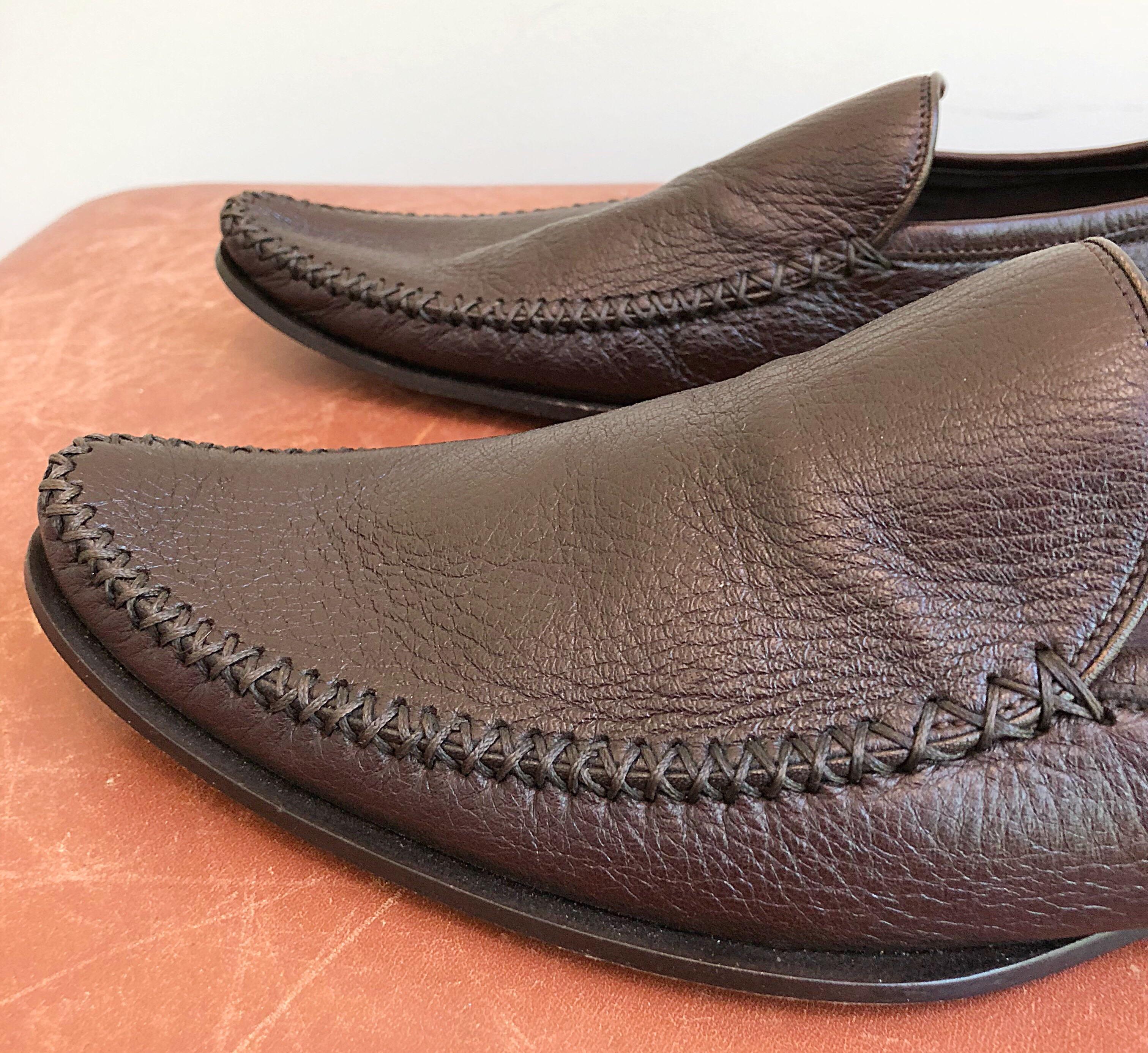 Brand new 2000s vintage Bottega Veneta women’s chocolate brown leather pointy toe loafers / flats! Super versatile pair of shoes that can easily be dressed up or down. Great with jeans, shorts, a skirt or trousers. In great unworn condition.