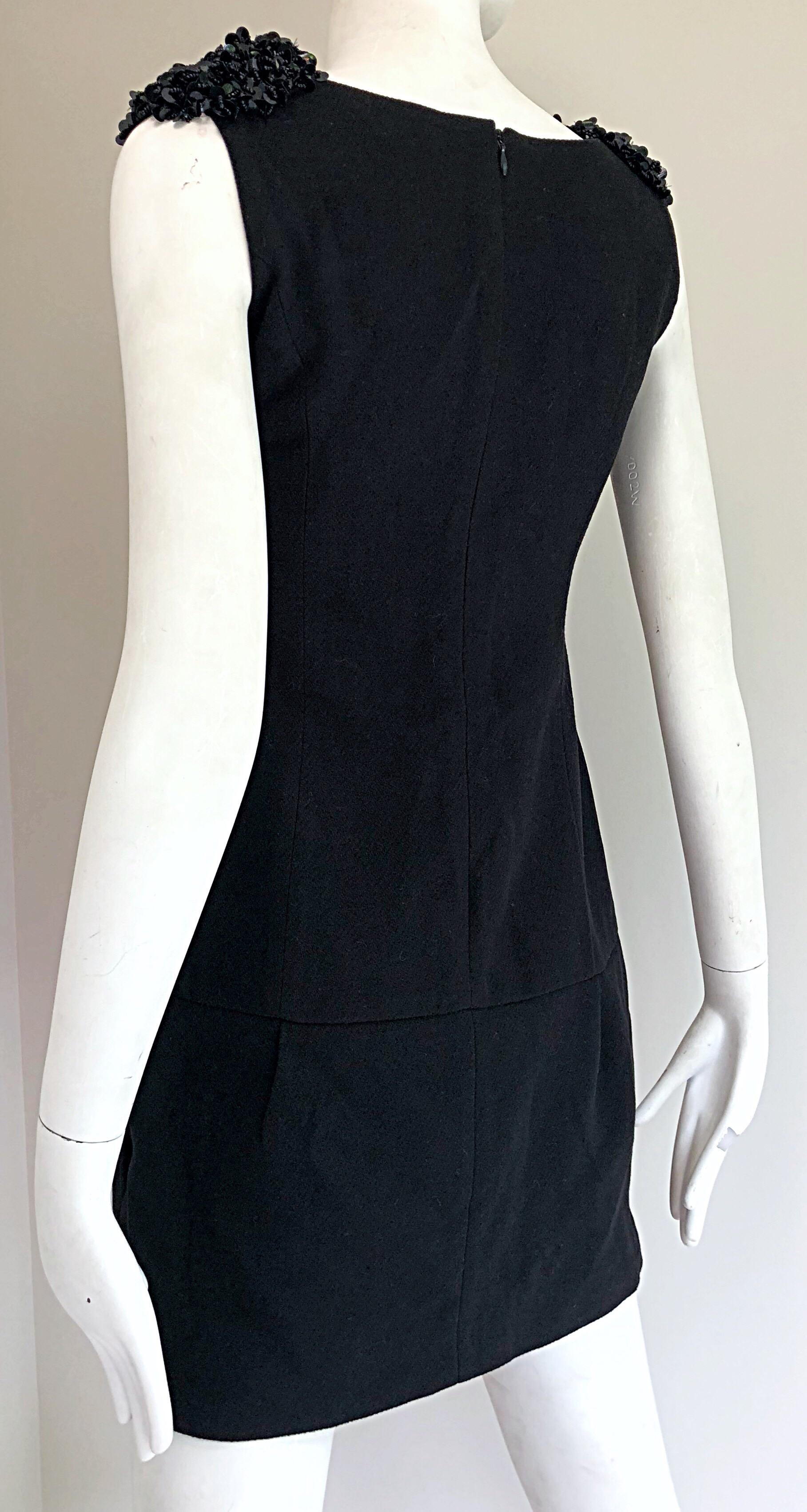 Mini Vestido Vintage 90s Miu Miu Negro de Lana Virgen con Cuentas de Lentejuelas en venta 4