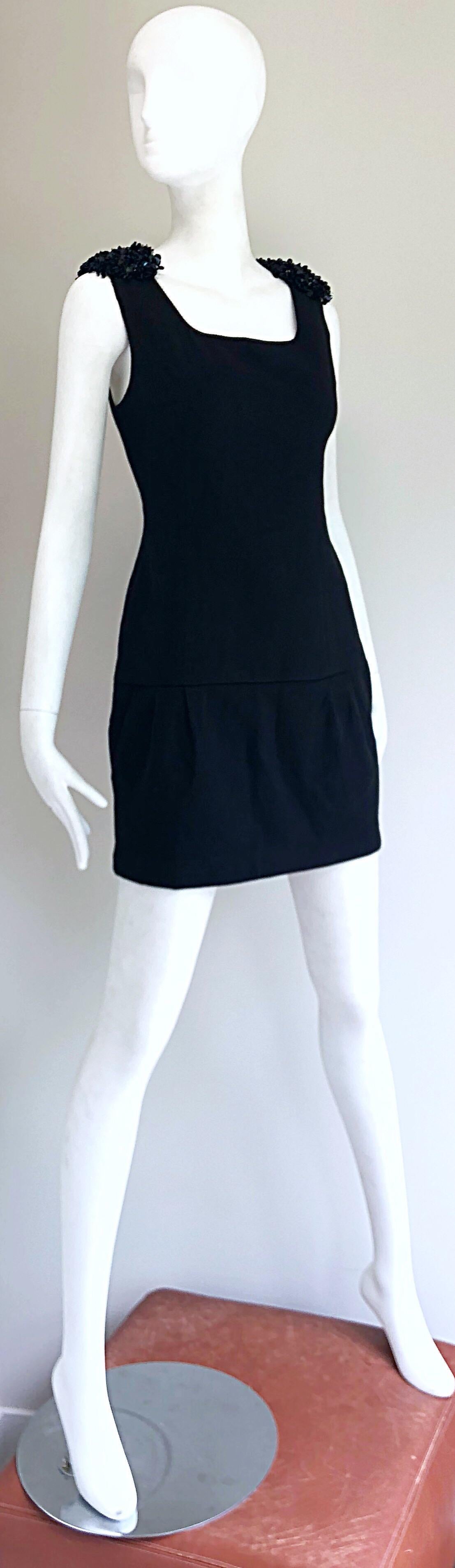 Mini Vestido Vintage 90s Miu Miu Negro de Lana Virgen con Cuentas de Lentejuelas en venta 6