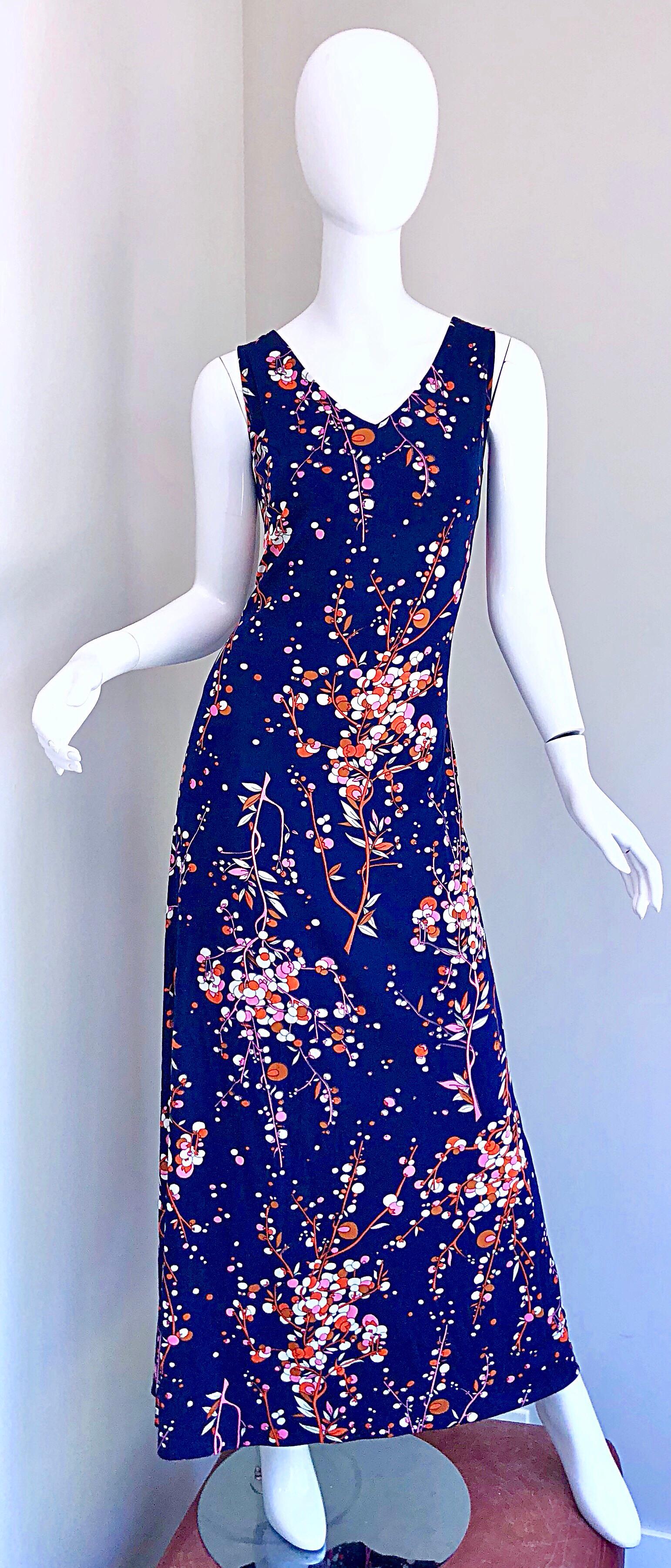 Erstaunlich 1970er marineblau, rosa, orange und weiß Jersey Maxikleid und Hemdjacke! Mit einem lustigen Olivenzweig-Aufdruck über die gesamte Fläche. Das Kleid hat einen verdeckten Reißverschluss am Rücken. Das Hemd ist vorne geknöpft und kann