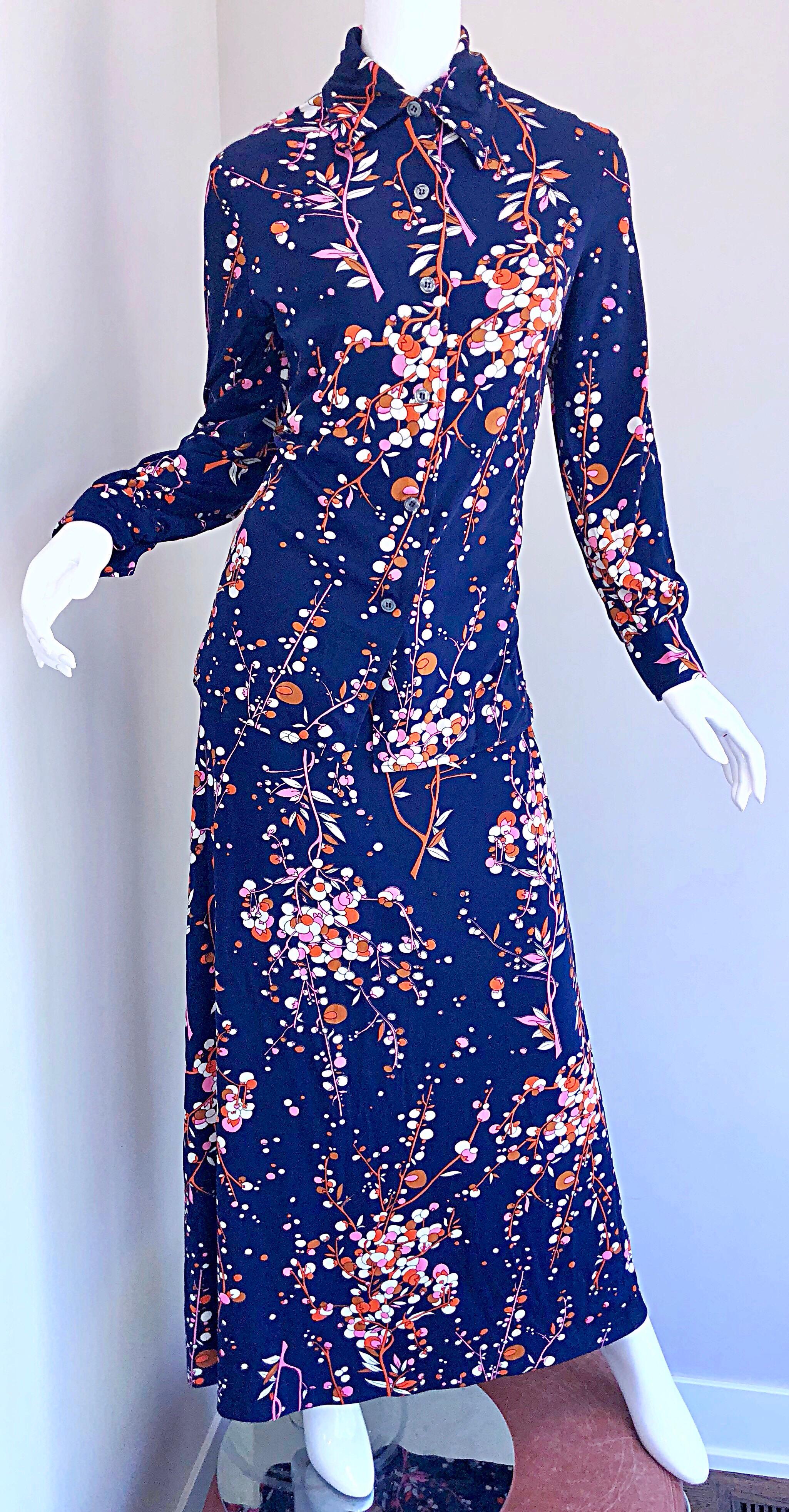 1970er Marineblaues neuartiges 70er Jahre Maxikleid + Hemdjacke mit Olivenzweig-Druck (Blau) im Angebot