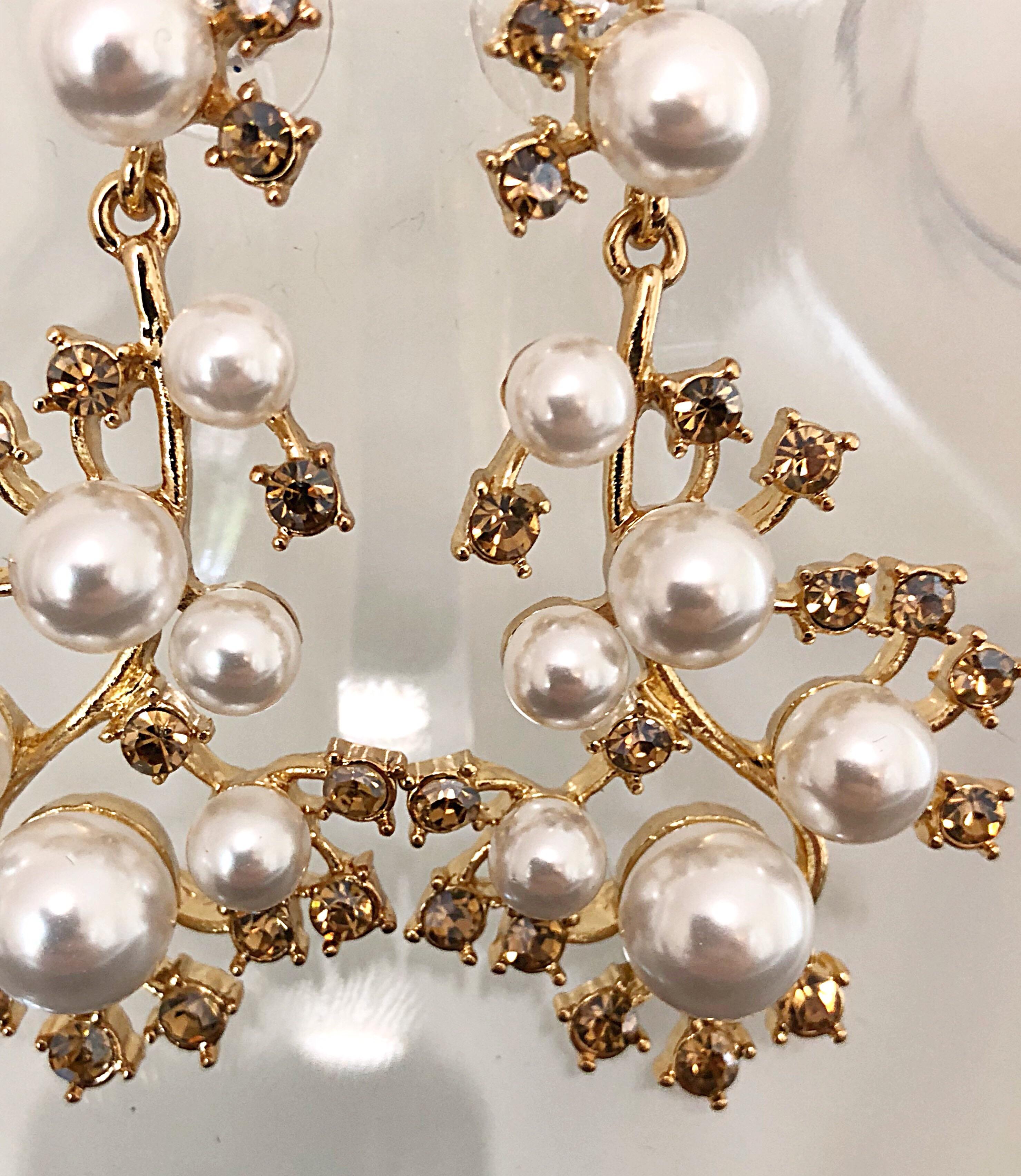 Beautiful new vintage large OSCAR DE LA RENTA gold pearl and rhinestone chandelier earrings! Features seven white pearls in various shapes on each earring, along with 15 gold rhinestones on each. Pierced back, and not heavy. The perfect accessory to