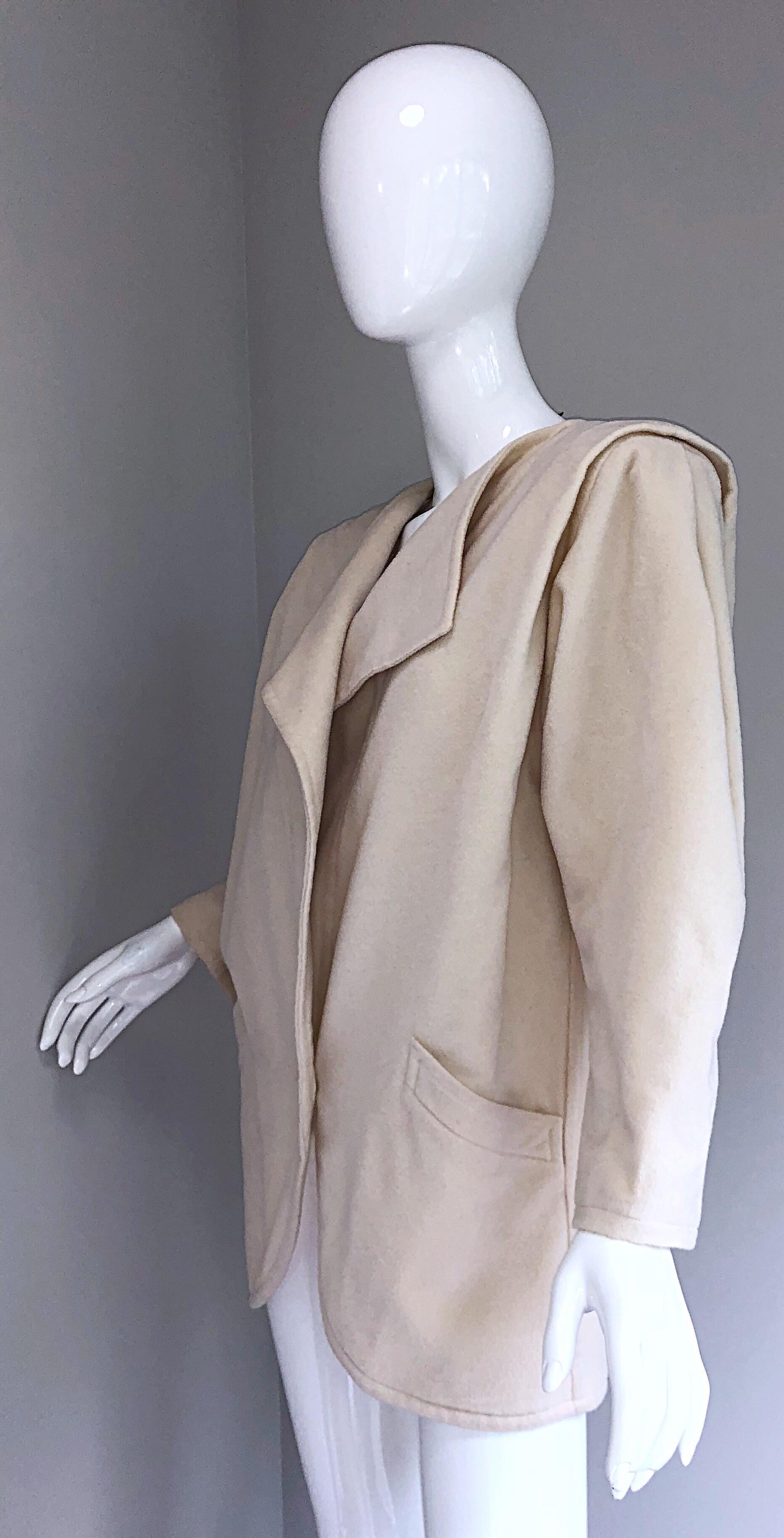 Favolosa giacca Vintage Emanuel Ungaro 1980 Avant Garde in lana Avorio 80s Cocoon in vendita 4