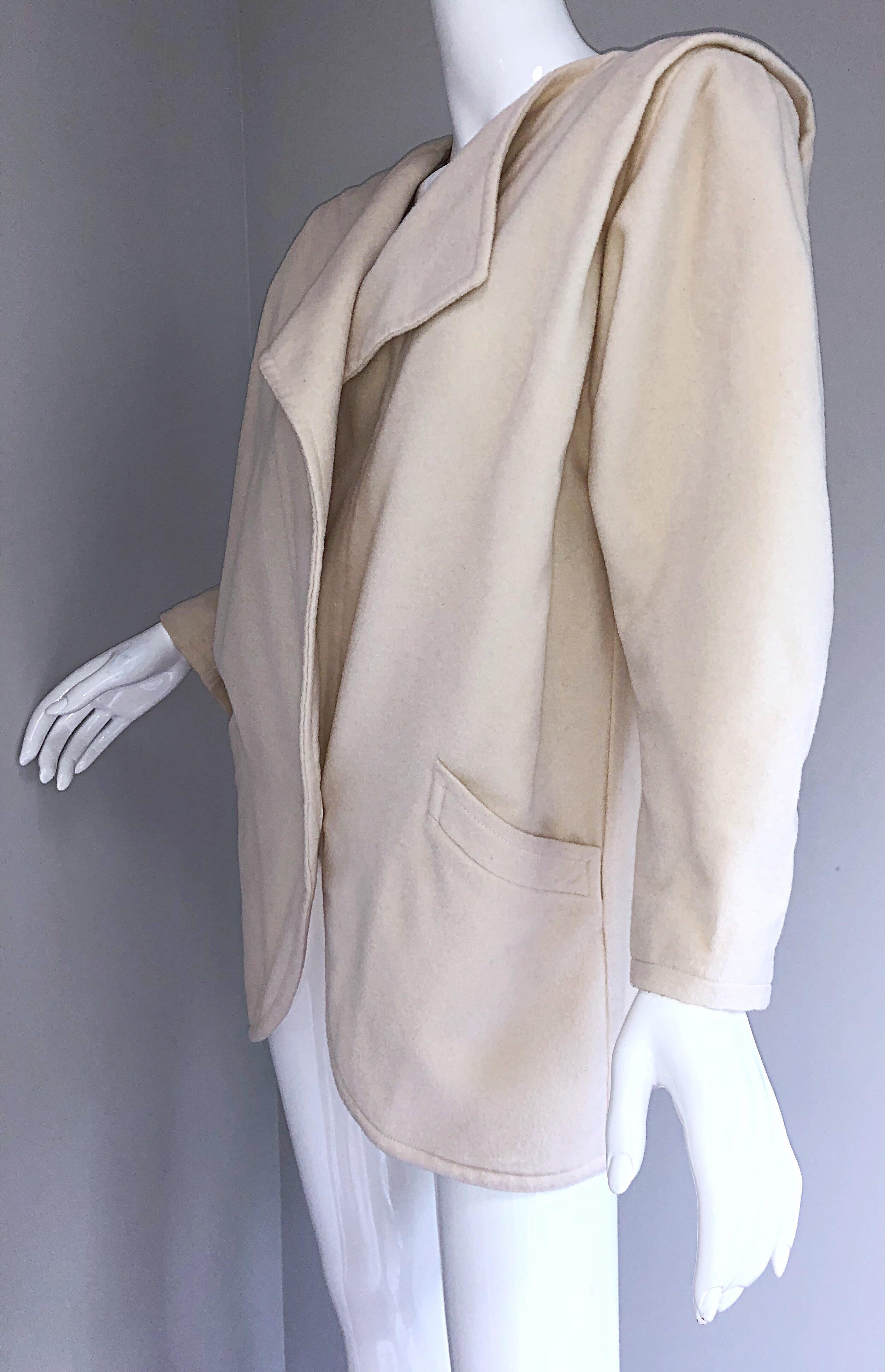 Favolosa giacca Vintage Emanuel Ungaro 1980 Avant Garde in lana Avorio 80s Cocoon In condizioni ottime in vendita a San Diego, CA