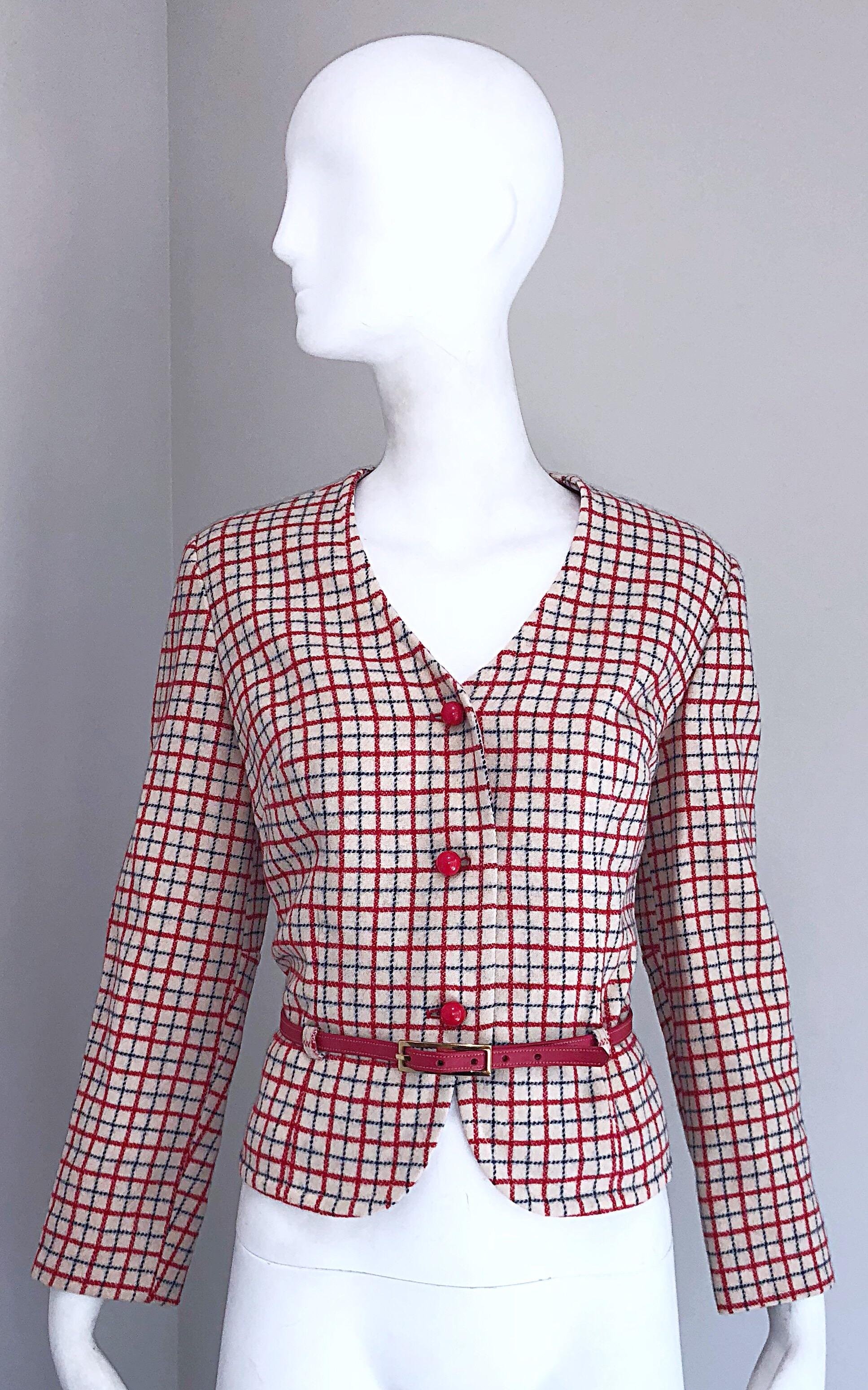 Chic veste nautique Pendleton des années 1960 en laine à carreaux rouges, blancs ( ivoire ) et bleus avec ceinture ! Cette perle rare est composée de la laine la plus fine que l'on puisse attendre de Pendleton. La ceinture originale détachable en