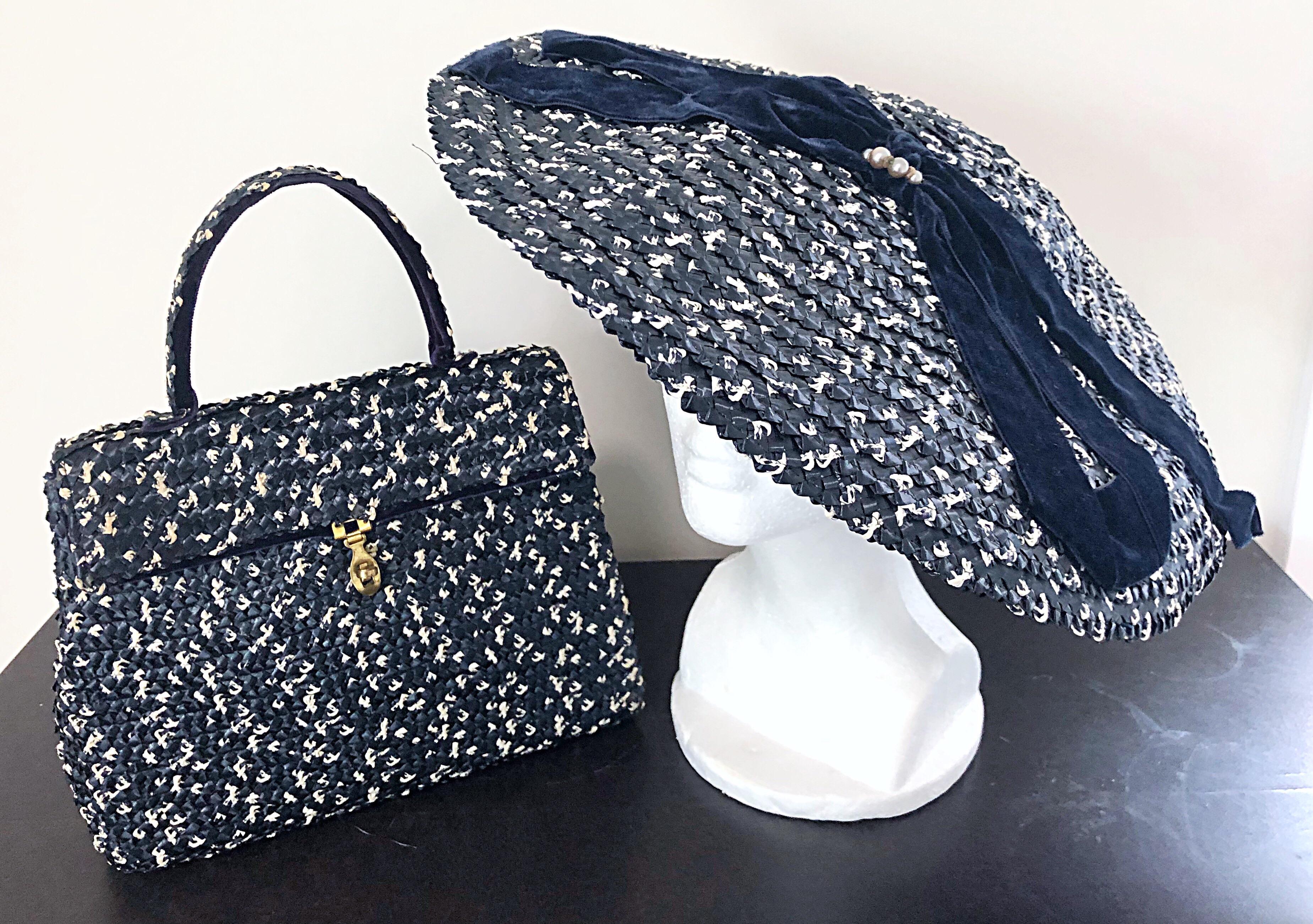 Unglaublich schickes schwarz-weißes Strohhut-Set mit breiter Krempe und passender Tasche! Beide Teile sind mit marineblauem und weißem gewebtem Stroh versehen. Der Hut hat eine besonders breite Krempe und ist mit einer schwarzen Schleife versehen,