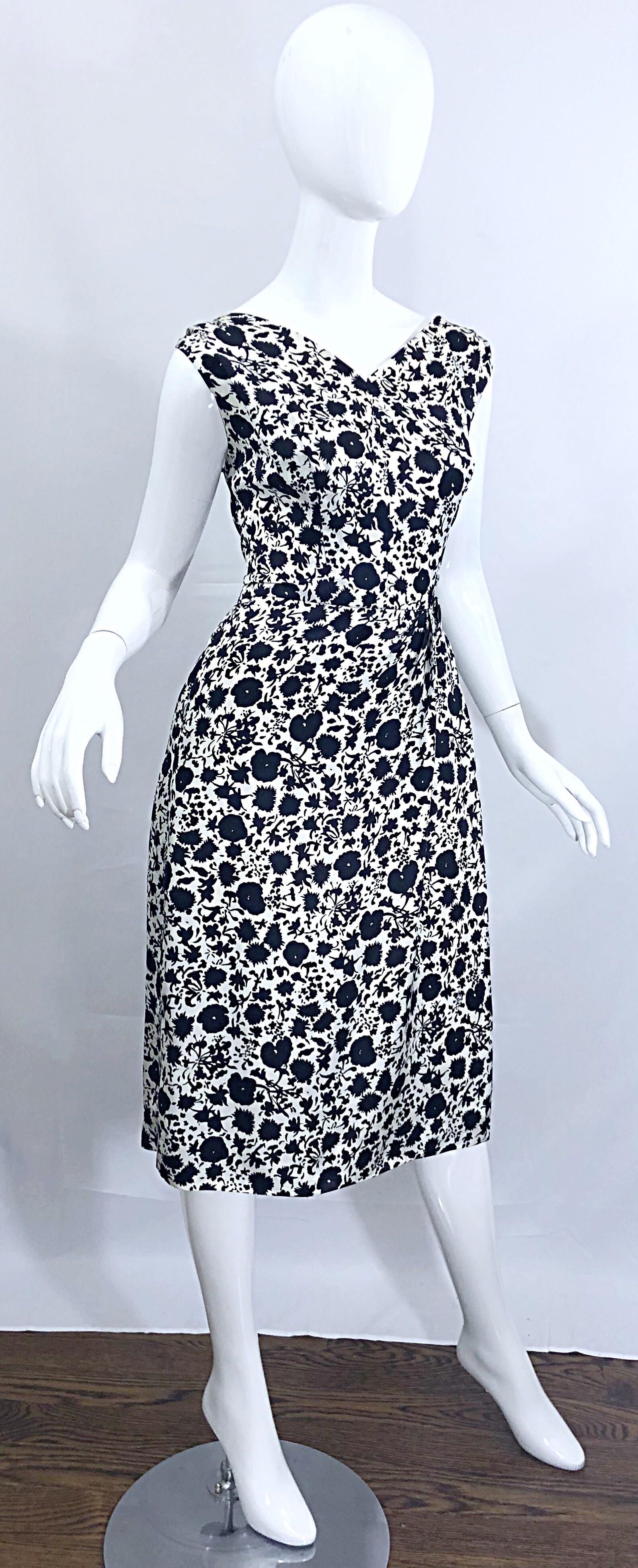 1950er House of Branell Schwarzweißes Vintage 50er Jahre Wickelkleid aus Seide mit Blumenmuster Damen im Angebot