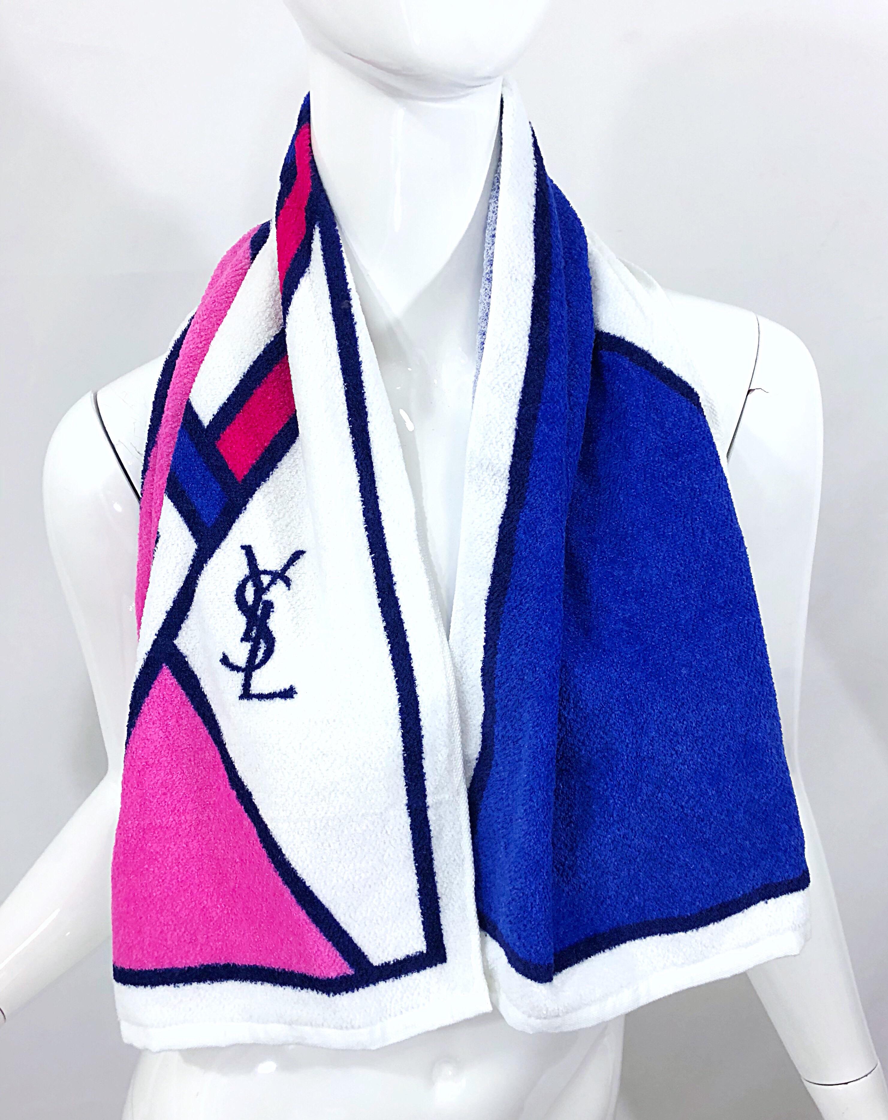 Neuf, jamais porté, vintage YVES SAINT LAURENT rose,  serviette d'entraînement avec logo violet et blanc ! Améliorez votre jeu de gym avec cette pièce de référence ! Vous en avez assez de porter du LuLu Lemon à la salle de sport ? Ajoutez du piquant