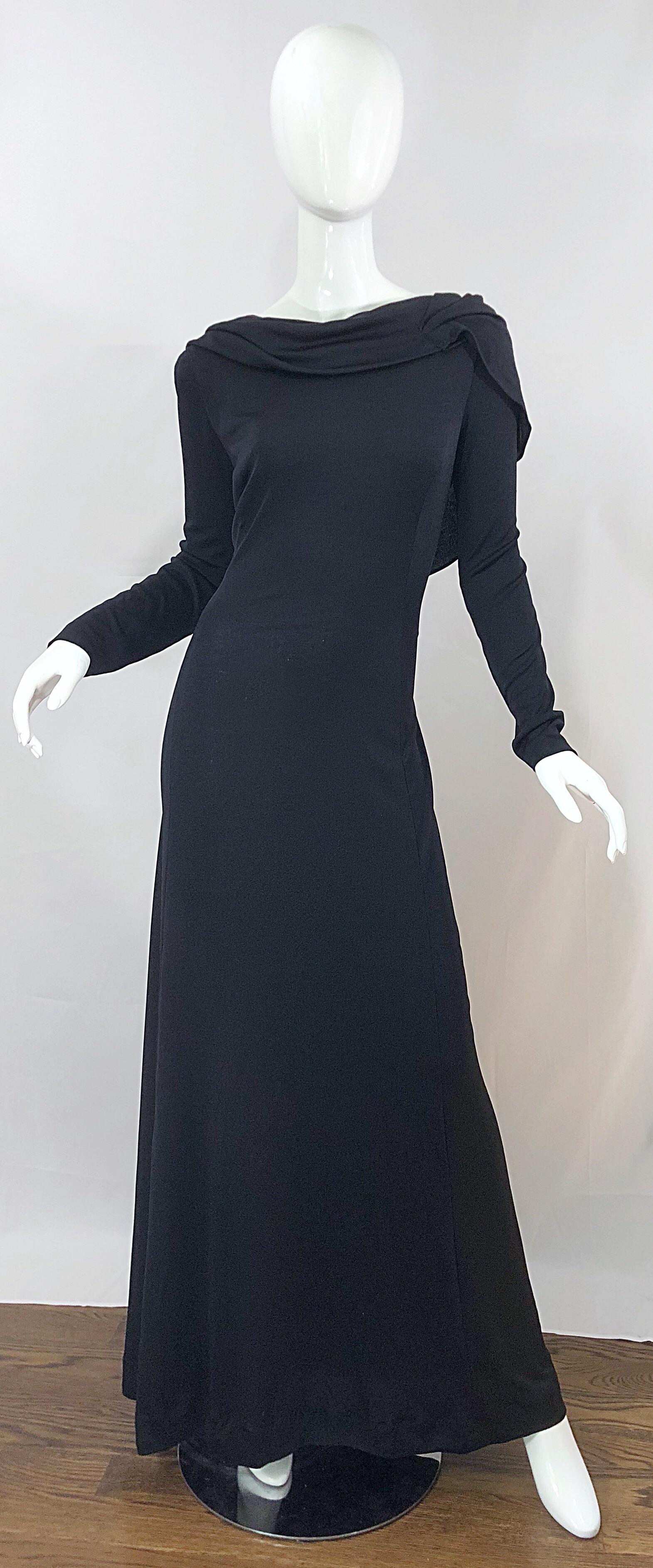 1970er Luis Estevez Dramatisches griechisches Vintage 70er Jersey-Kleid mit tiefem Rücken und hohem Ausschnitt, 1970er Jahre (Schwarz) im Angebot