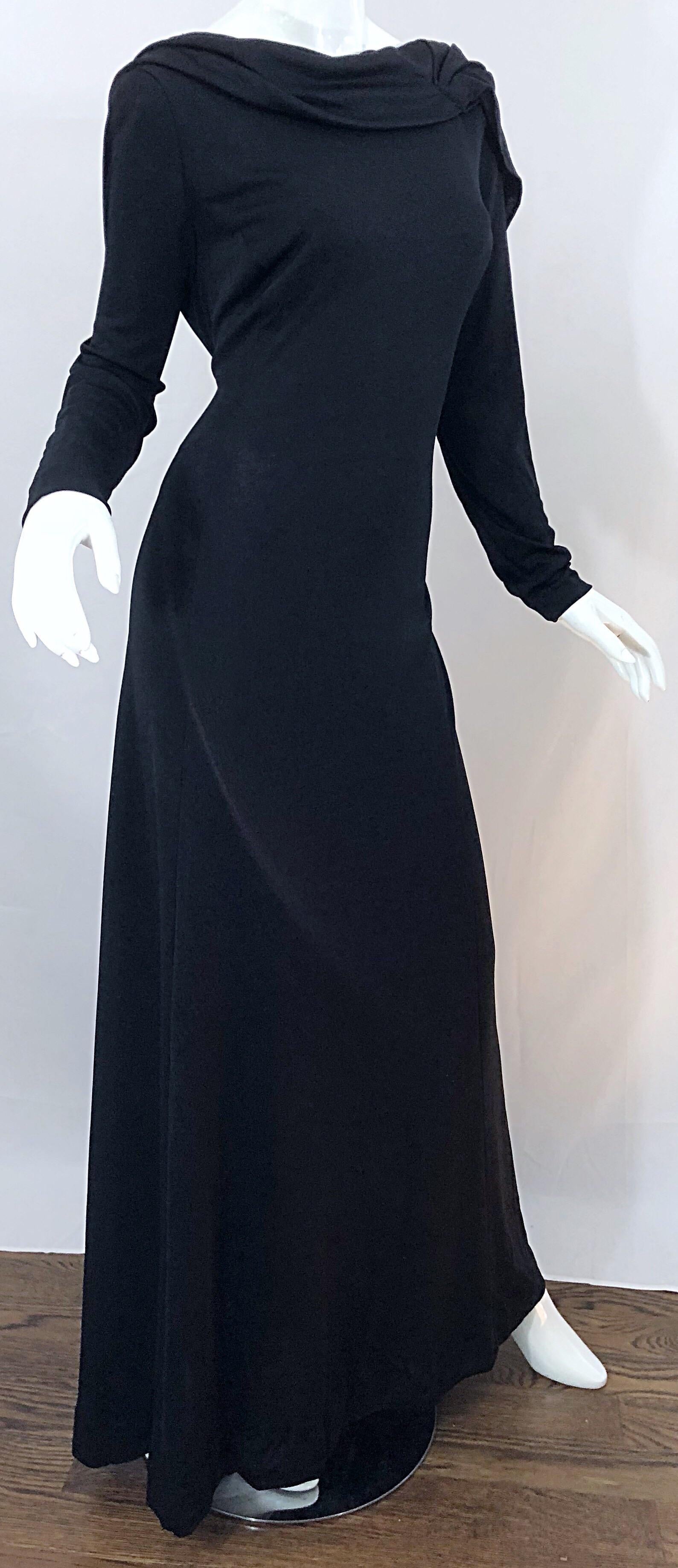 1970er Luis Estevez Dramatisches griechisches Vintage 70er Jersey-Kleid mit tiefem Rücken und hohem Ausschnitt, 1970er Jahre im Angebot 5