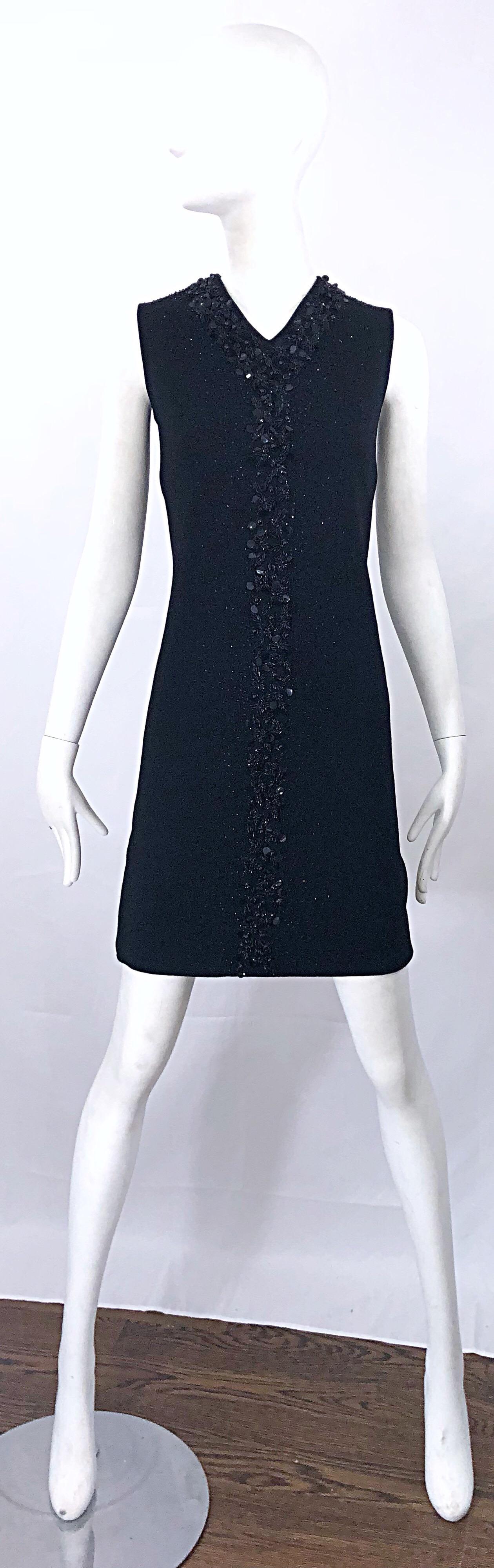Äußerst schicke 1960er Jahre ST. ANDREWS schwarz Zephyr Wolle British Hong Kong Perlen und Pailletten Etuikleid! Sie besteht aus 100% Zephyrwolle, die etwas dehnbar ist, und ist vollständig gefüttert. Tausende von handgenähten schwarzen Pailletten,