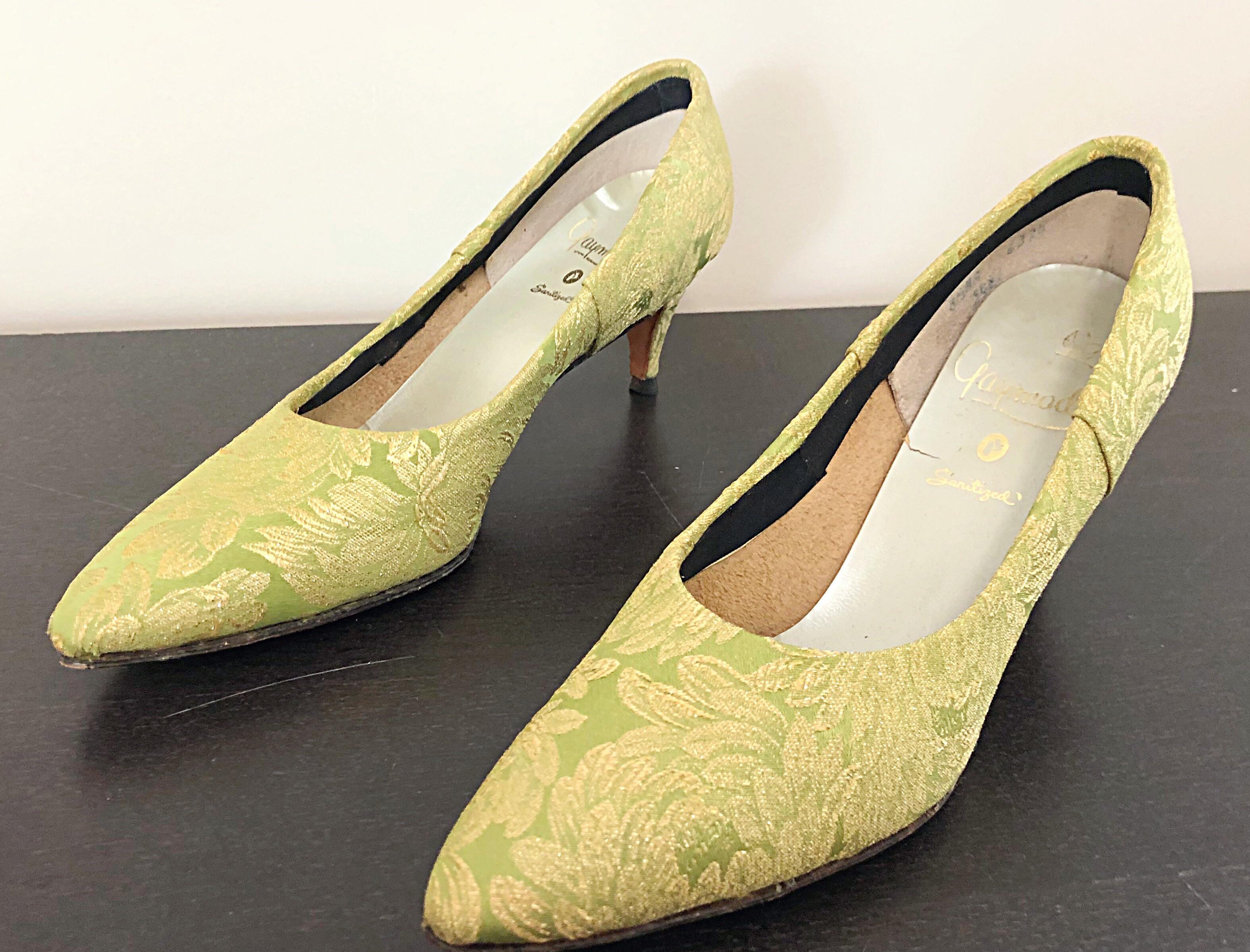 Beige Gaymode - Chaussures à talons hauts en brocart de soie vert chartreuse et or, taille 8/8, années 1950  en vente