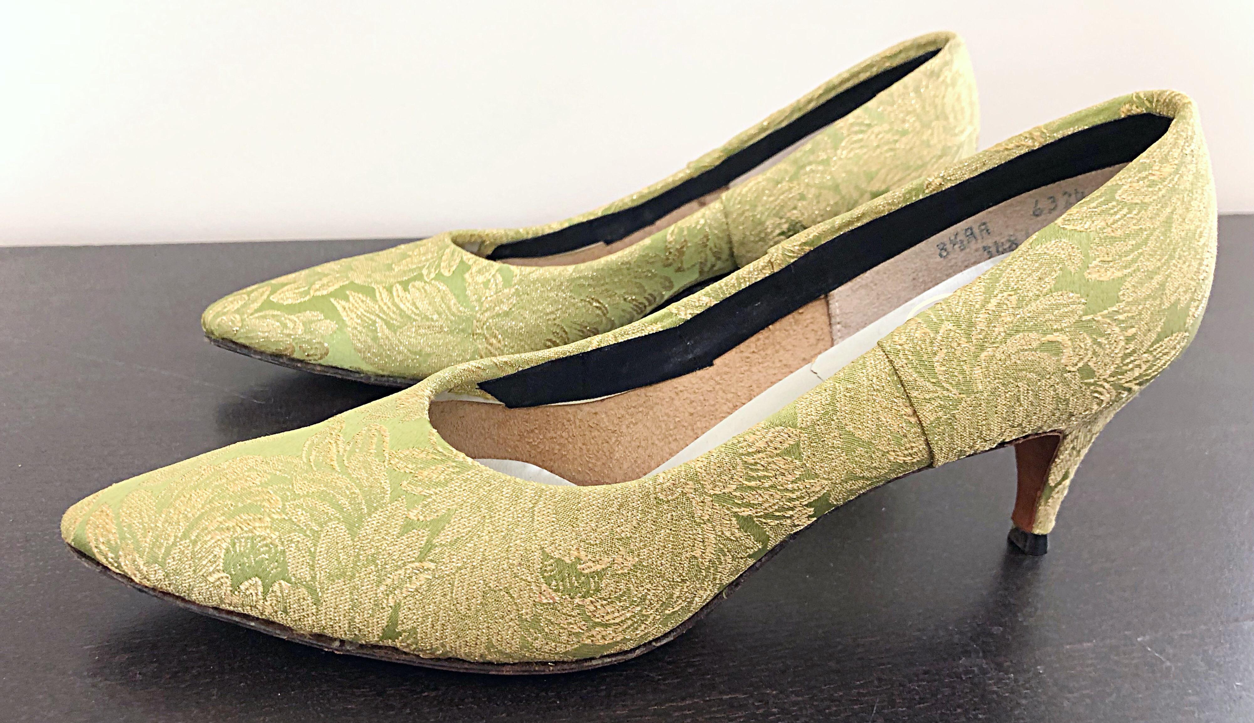 Gorgeous 1950s vintage GAYMODE chartreuse green and gold pointed toe high heels! Features a sensible 2.5 inch heels that is great for the entire day / night. Can easily be dressed up or down. Great with jeans, a dress, skirt or gown. In great