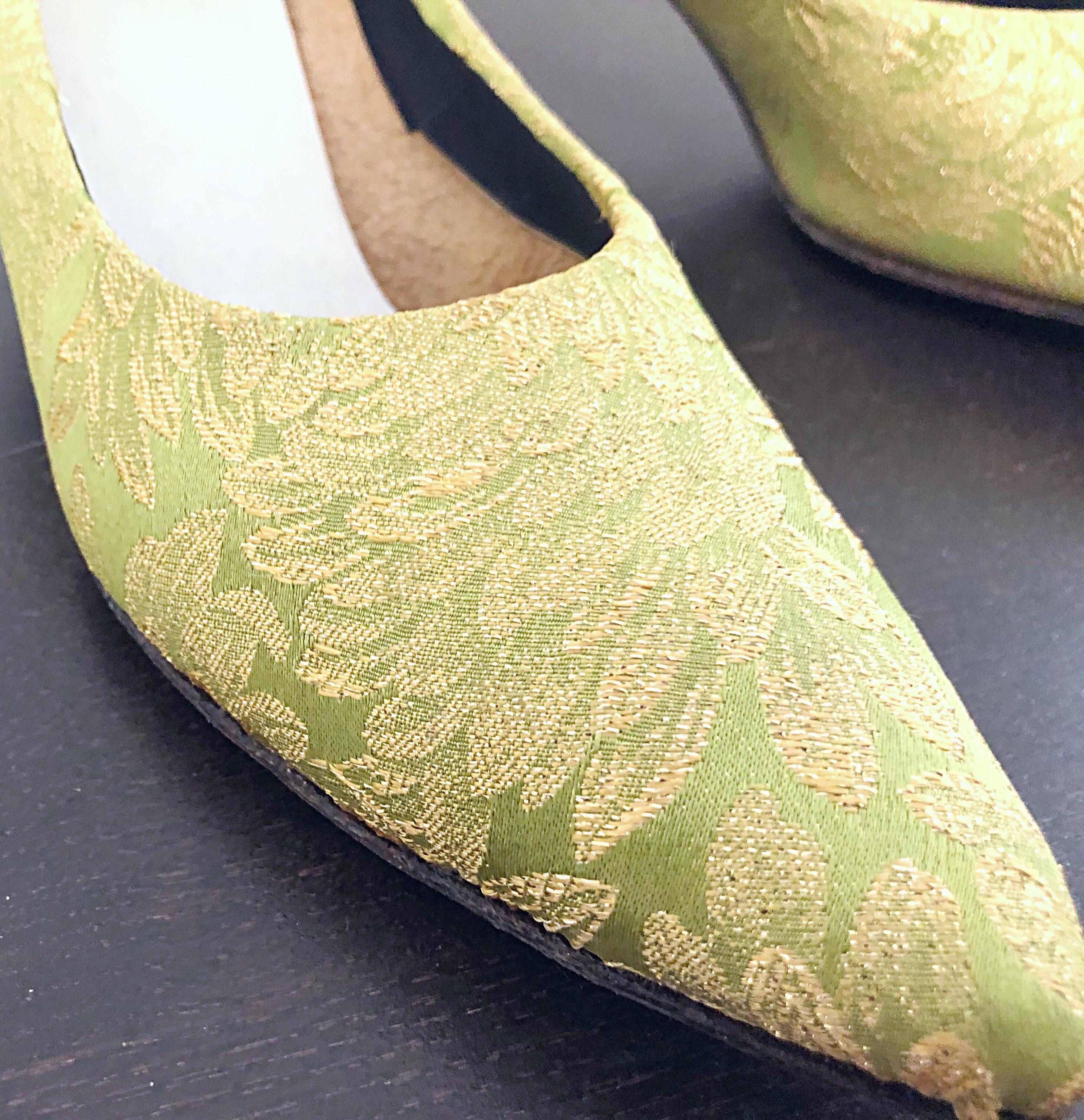 Gaymode - Chaussures à talons hauts en brocart de soie vert chartreuse et or, taille 8/8, années 1950  Excellent état - En vente à San Diego, CA