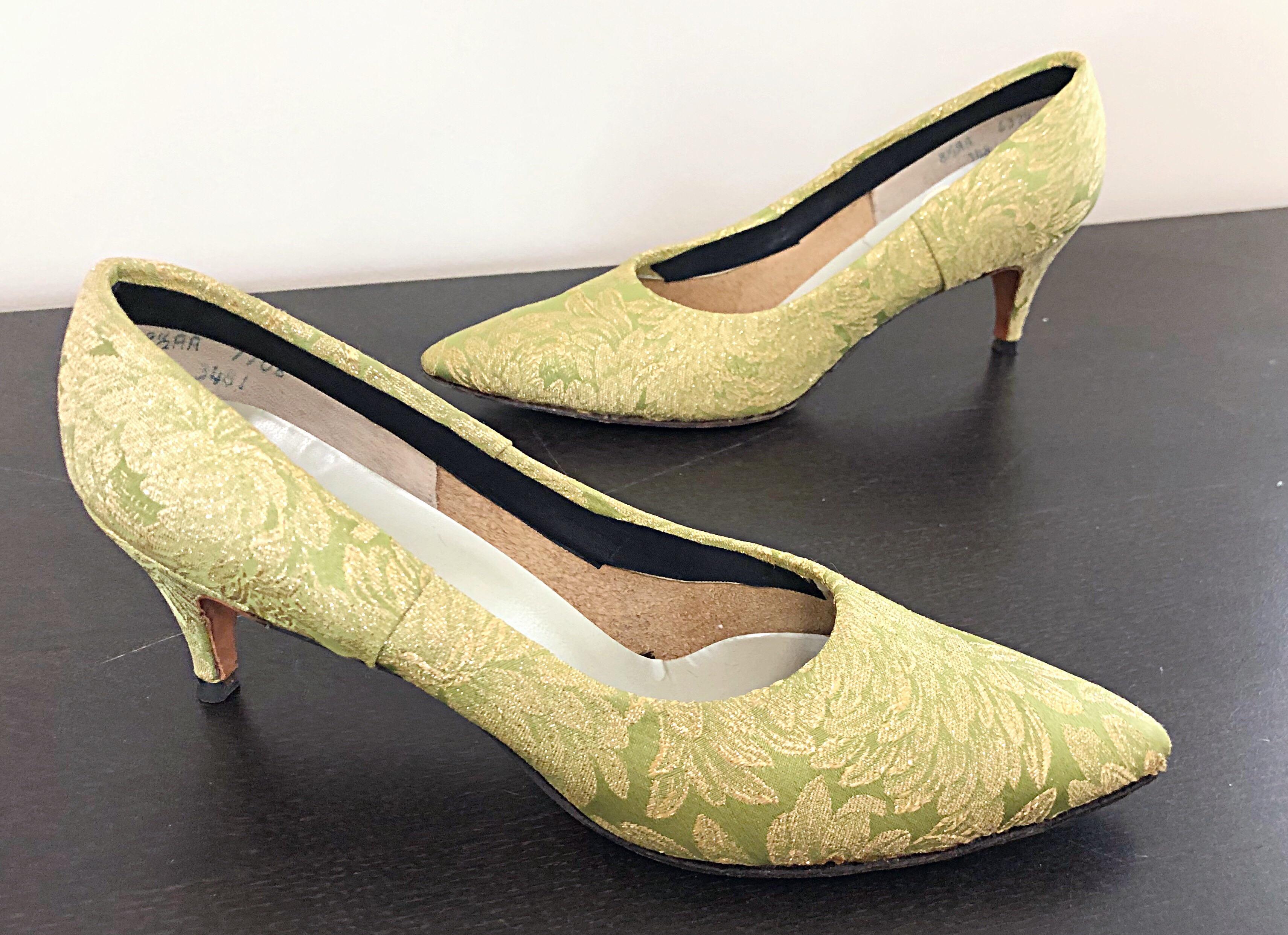 Gaymode - Chaussures à talons hauts en brocart de soie vert chartreuse et or, taille 8/8, années 1950  Pour femmes en vente