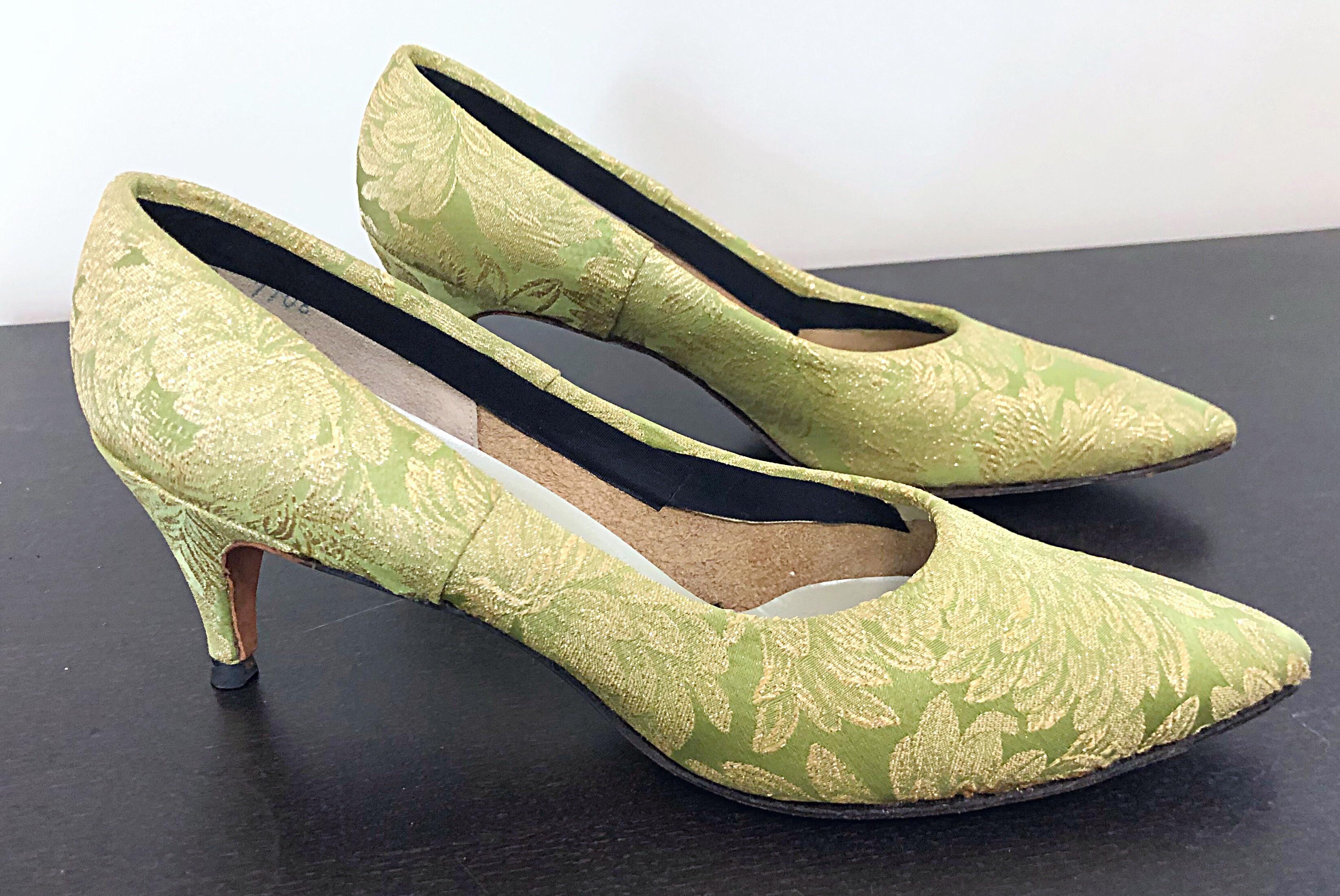 Beige 1950s Gaymode Size 8 / 8.5 Chartreuse Green + Gold Silk Brocade 50s High Heels  For Sale