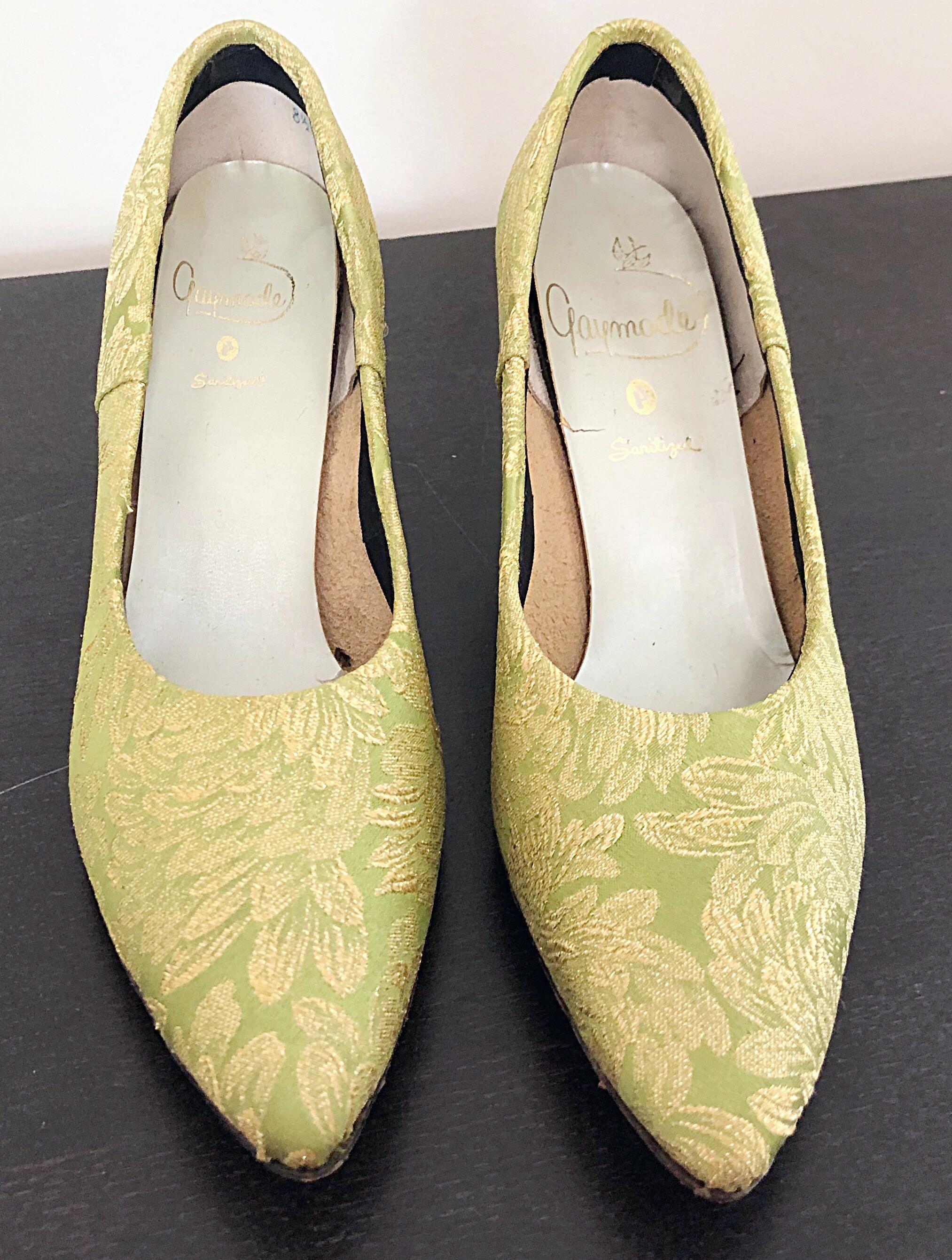 1950s Gaymode Size 8 / 8.5 Chartreuse Green + Gold Silk Brocade 50s High Heels  In Excellent Condition For Sale In San Diego, CA