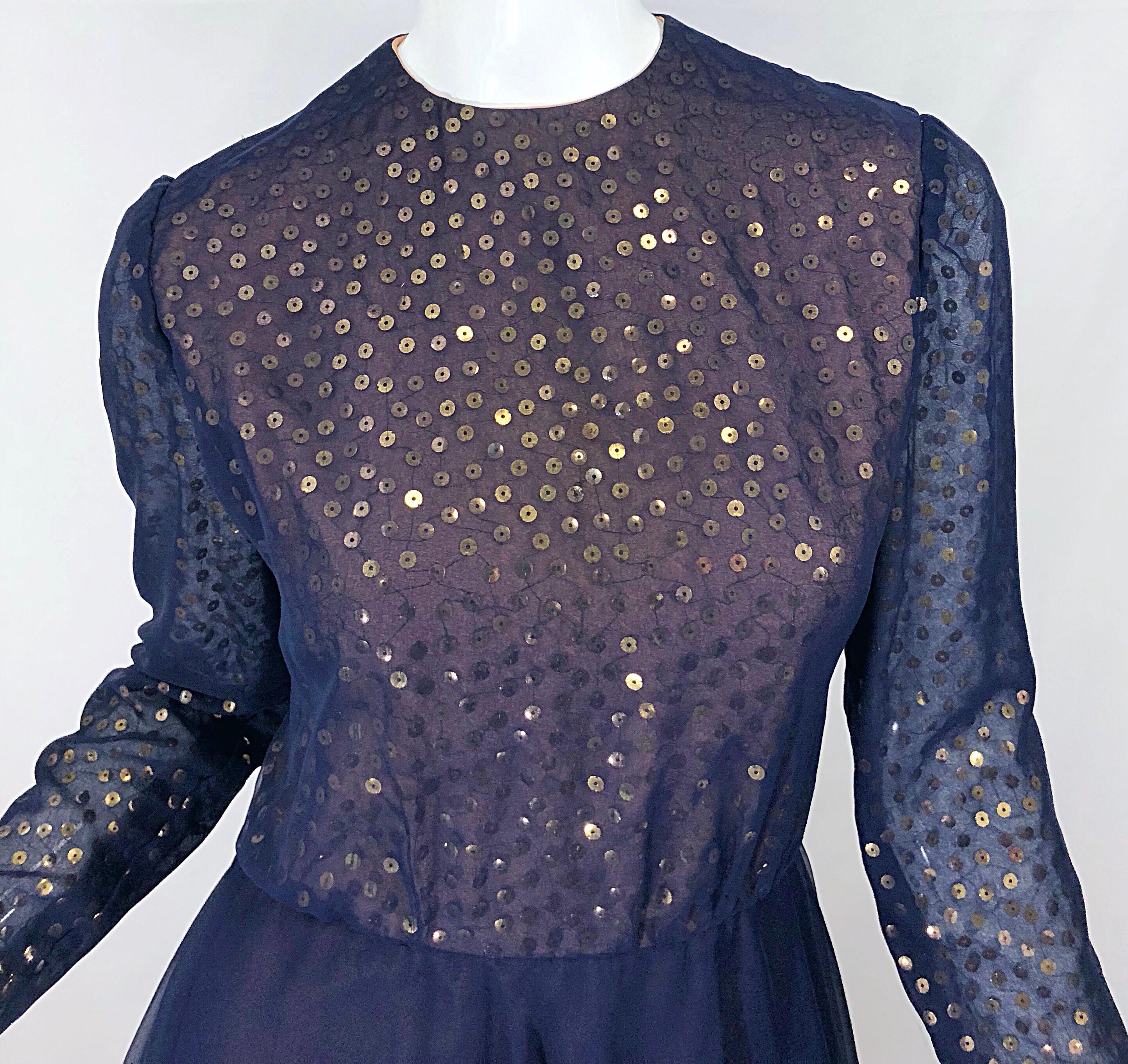 Wunderschönes 1960er Jahre Kiki Hart Marineblau Gold Pailletten Vintage 60er Jahre Abendkleid (Violett) im Angebot
