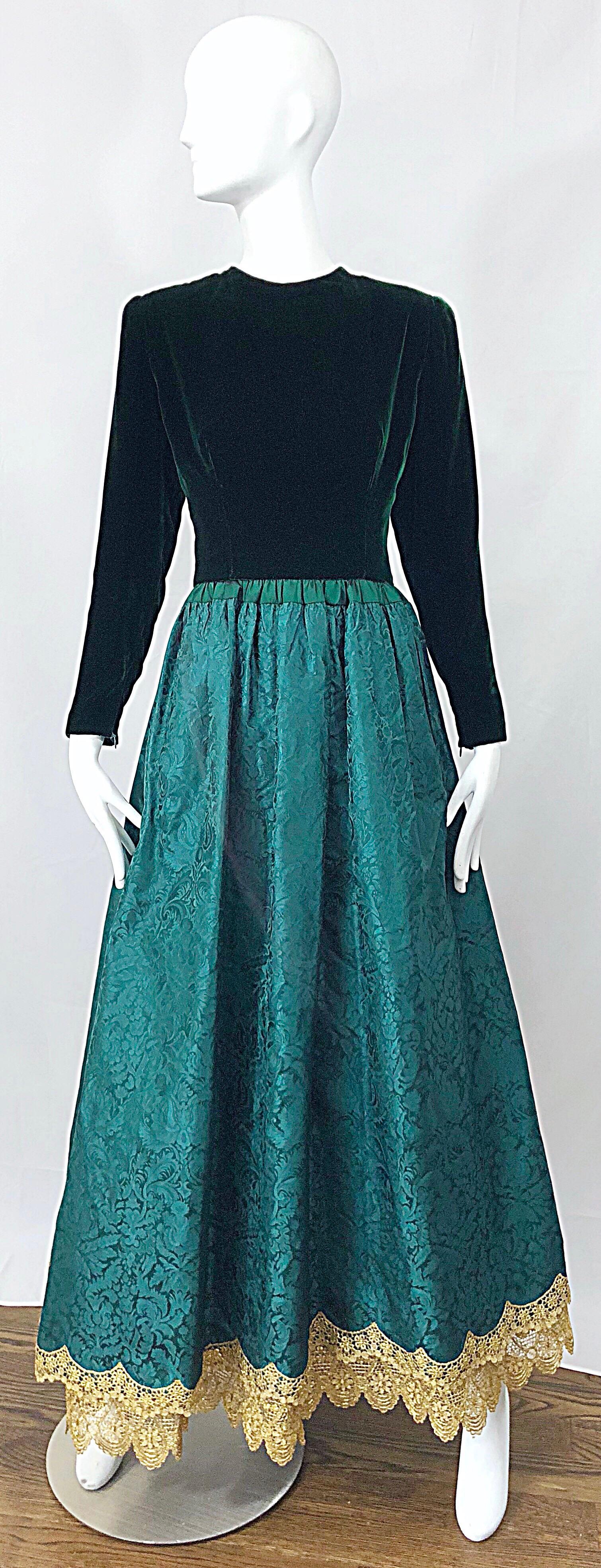 Stunning vintage OSCAR DE LA RENTA Couture Victorian inspired Size 8 forest hunter green velvet and silk damask full length evening dress! Features a luxurious hunter green velvet bodice that is impeccably tailored. Flattering forest green silk