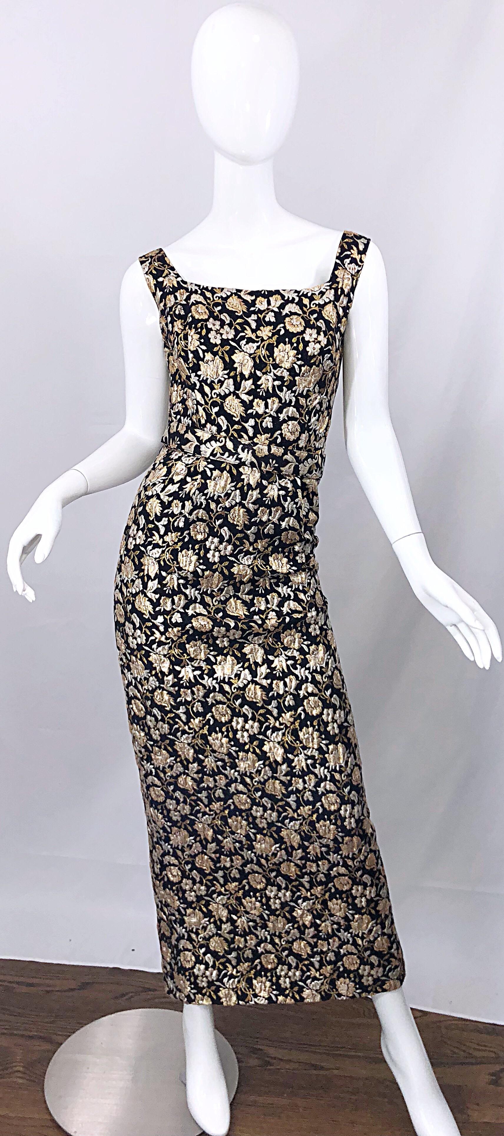 Splendido abito da sera con cintura, in broccato di seta oro, argento e nero, dei primi anni '60 CLIFTON WILHITE demi couture! Presenta uno splendido corpetto sartoriale con una gonna aderente al corpo. Cintura staccabile nello stesso tessuto. Un