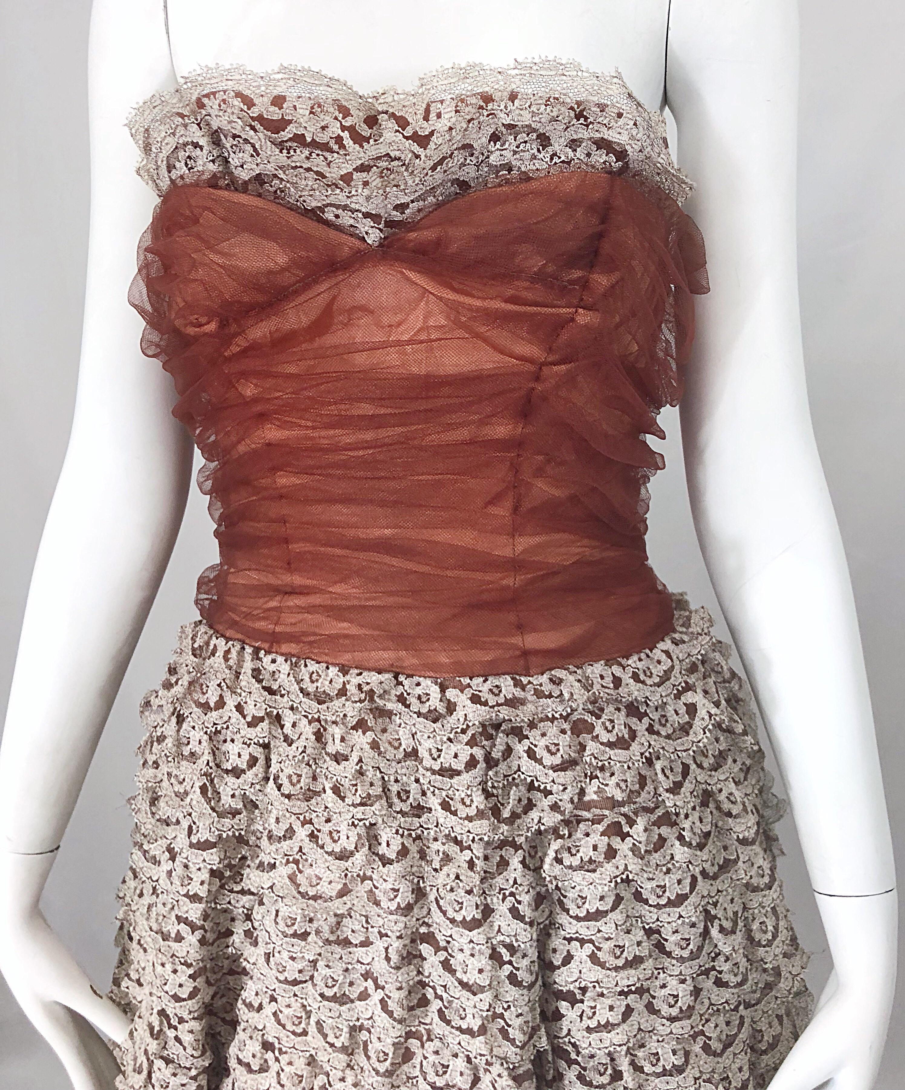Marron Superbe robe sans bretelles en dentelle demi-couture taupe et terre cuite des années 1950 en vente