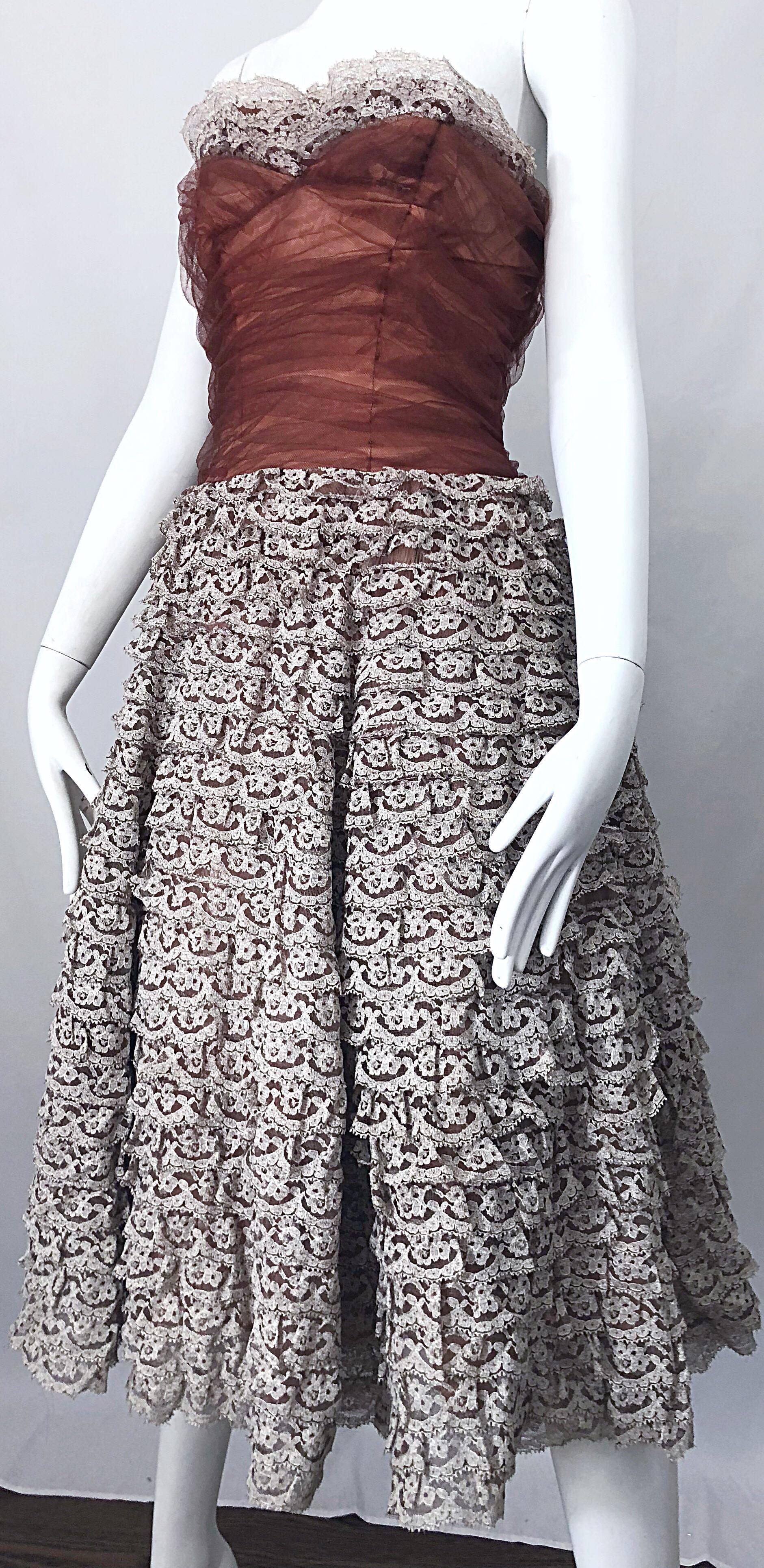 Superbe robe sans bretelles en dentelle demi-couture taupe et terre cuite des années 1950 en vente 3