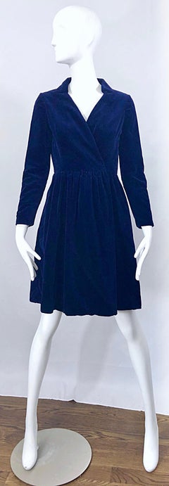 1960 Adele Simpson Vestido camisero envolvente de terciopelo azul marino de los años 60