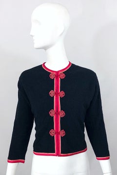 Monhan's Ltd. des années 1950 Cardigan vintage Hong Kong en laine asiatique rose et noir, années 50