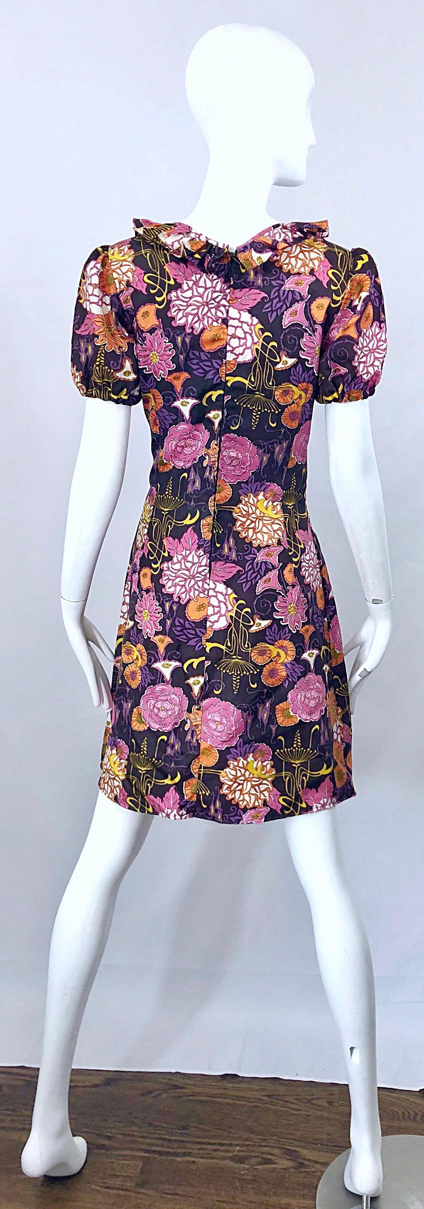 Chic 1960er Lotus Orchidee Neuheit Blumendruck Kurzes Kleid mit Puffärmeln A Linie 60er Jahre (Braun) im Angebot