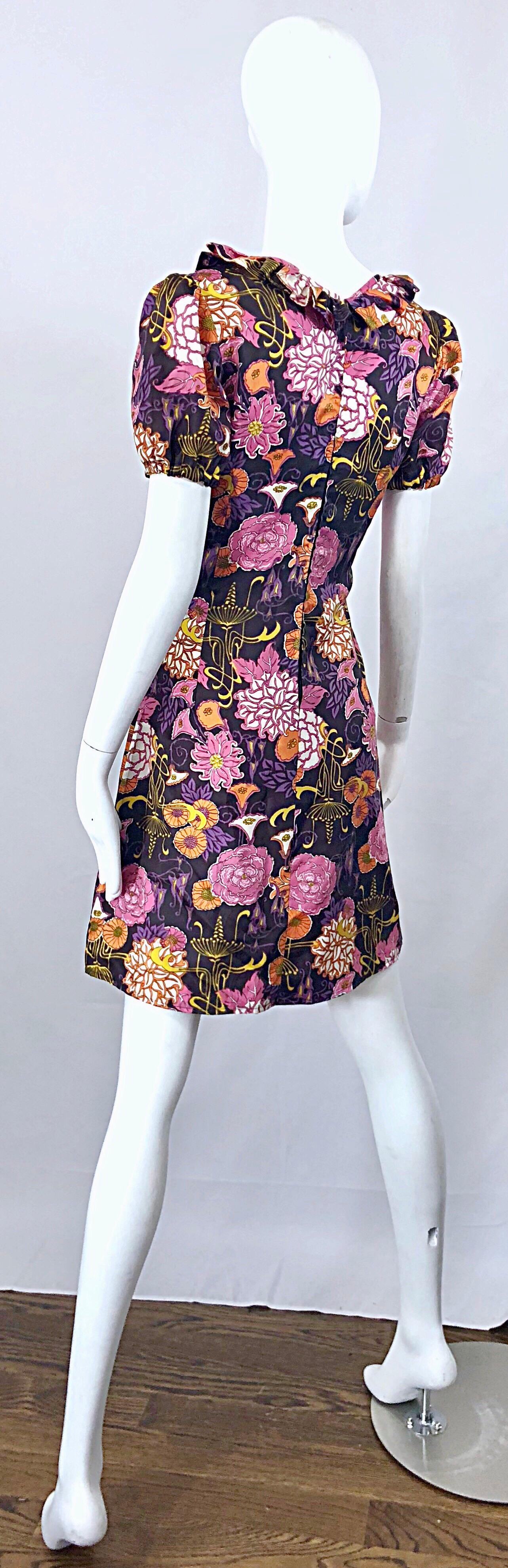 Robe trapèze chic à manches courtes et manches bouffantes imprimée de fleurs de lotus et d'orchidées, années 1960 en vente 3