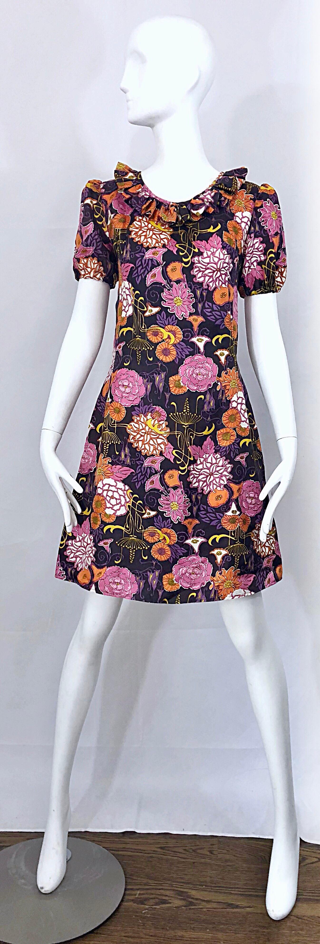 Chic 1960er Lotus Orchidee Neuheit Blumendruck Kurzes Kleid mit Puffärmeln A Linie 60er Jahre im Angebot 7